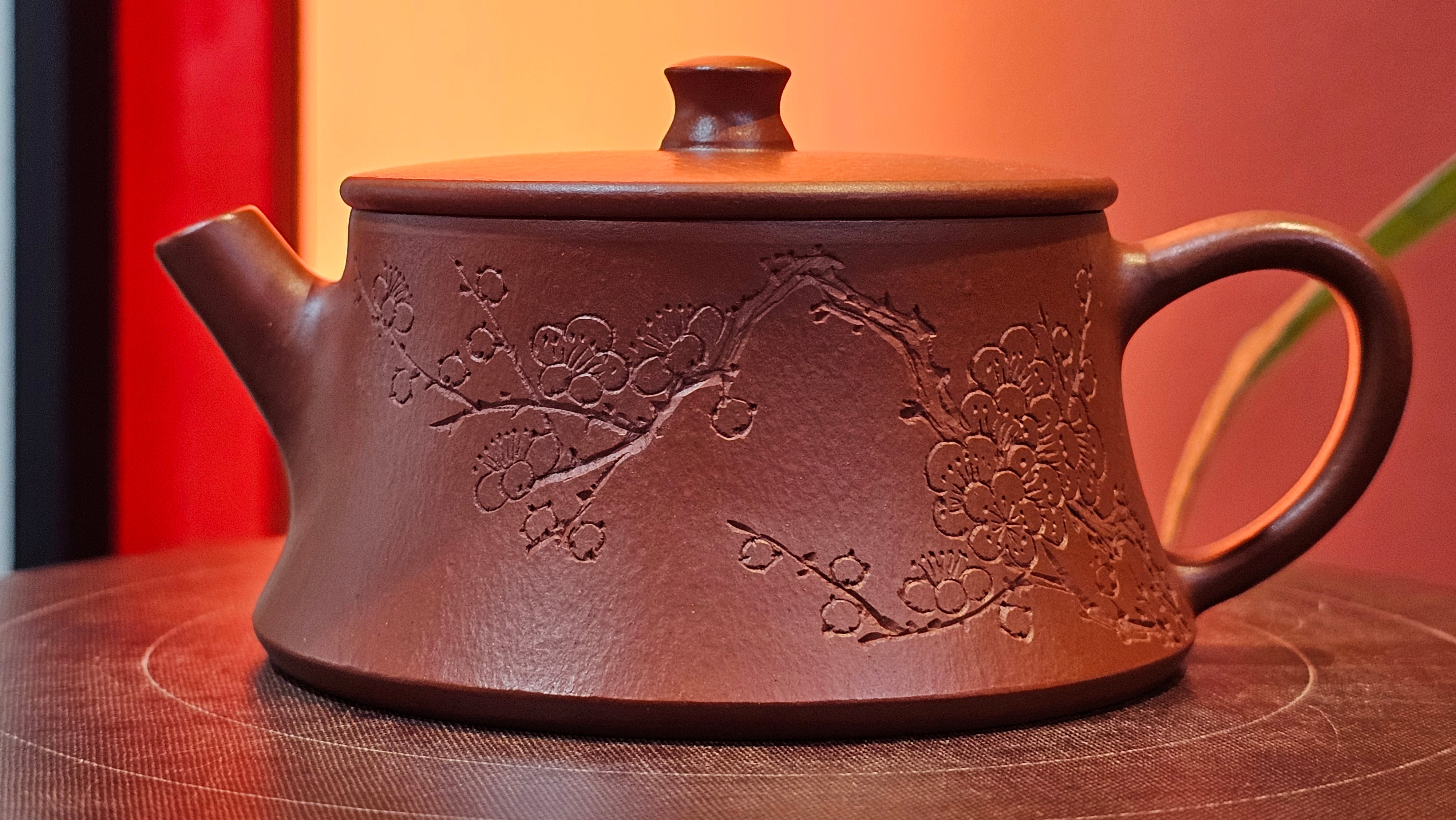 Yun Zhu 云柱 "Pillar of the Heavens", 130.1ml, Xiao Mei Yao Zhu Ni, by Craftsman Wang Hui 王慧 ~ "梅开五福" and Plum Blossoms Engraving by Craftsman Yi De Shu 一德书 ~ Congratulations to Mr L.Q.! 1839hrs 31st Oct 2025, Pender Island! Canada🇨🇦!