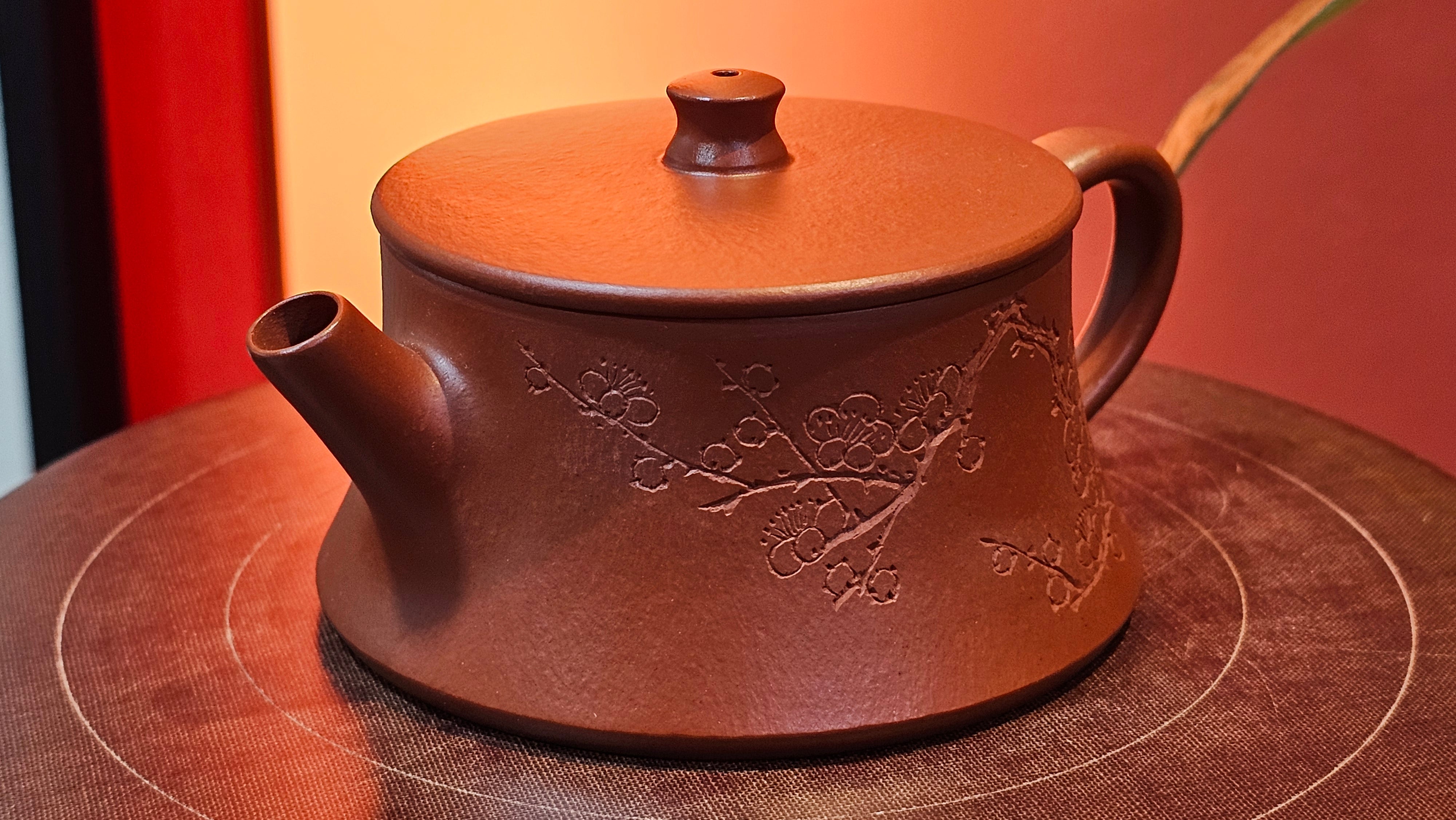 Yun Zhu 云柱 "Pillar of the Heavens", 130.1ml, Xiao Mei Yao Zhu Ni, by Craftsman Wang Hui 王慧 ~ "梅开五福" and Plum Blossoms Engraving by Craftsman Yi De Shu 一德书 ~ Congratulations to Mr L.Q.! 1839hrs 31st Oct 2025, Pender Island! Canada🇨🇦!