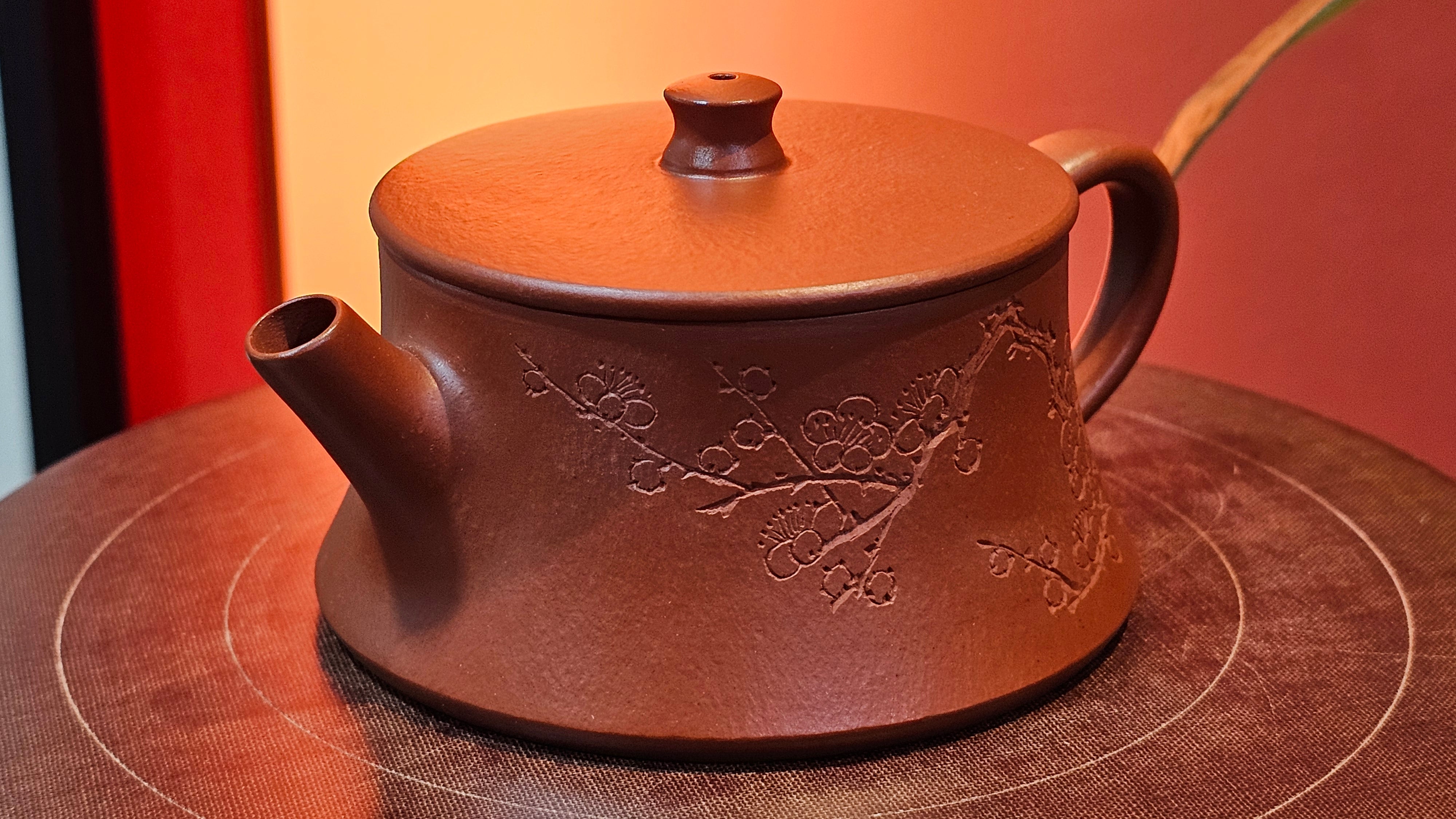 Yun Zhu 云柱 "Pillar of the Heavens", 130.1ml, Xiao Mei Yao Zhu Ni, by Craftsman Wang Hui 王慧 ~ "梅开五福" and Plum Blossoms Engraving by Craftsman Yi De Shu 一德书 ~ Congratulations to Mr L.Q.! 1839hrs 31st Oct 2025, Pender Island! Canada🇨🇦!