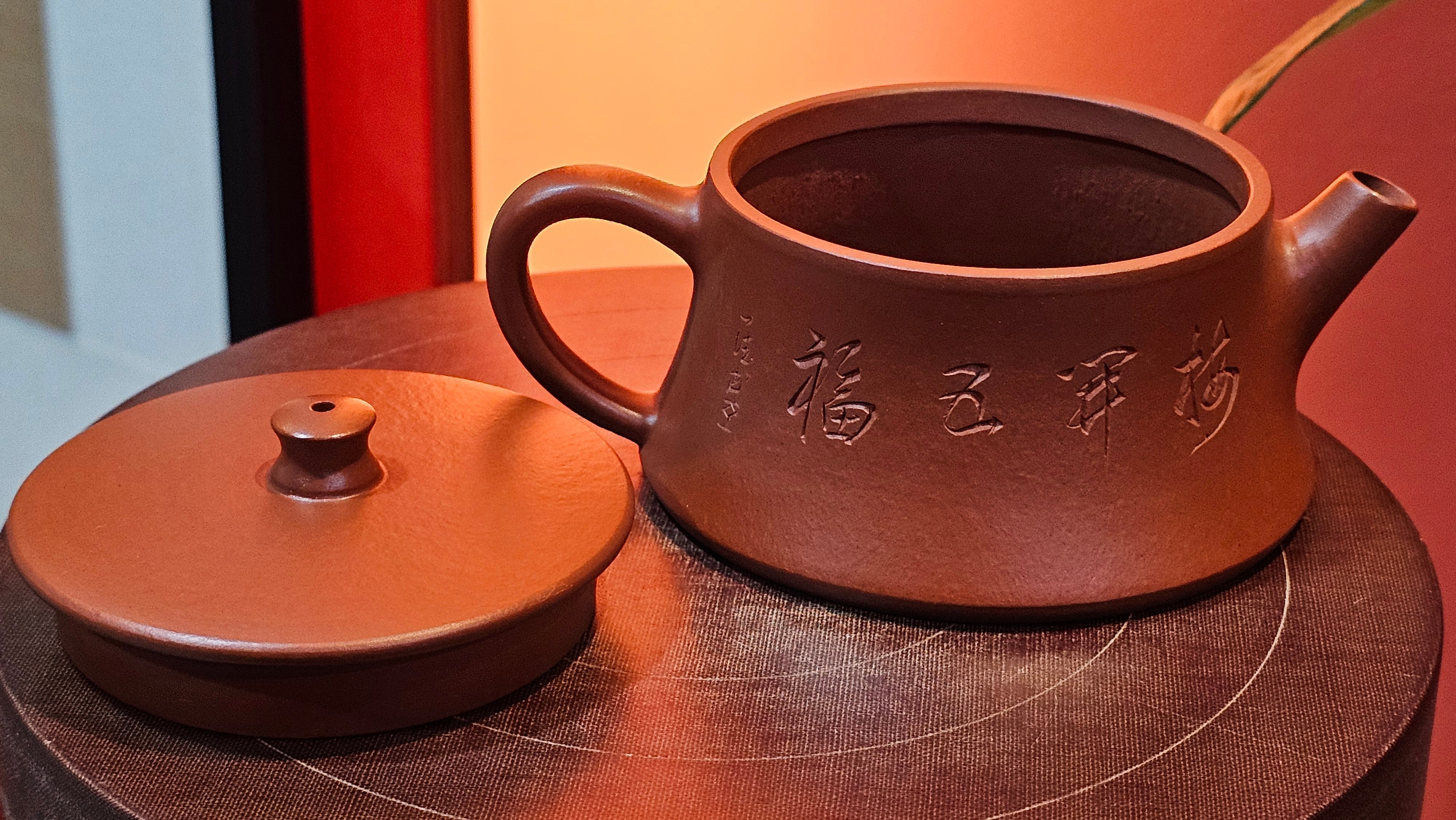 Yun Zhu 云柱 "Pillar of the Heavens", 130.1ml, Xiao Mei Yao Zhu Ni, by Craftsman Wang Hui 王慧 ~ "梅开五福" and Plum Blossoms Engraving by Craftsman Yi De Shu 一德书 ~ Congratulations to Mr L.Q.! 1839hrs 31st Oct 2025, Pender Island! Canada🇨🇦!