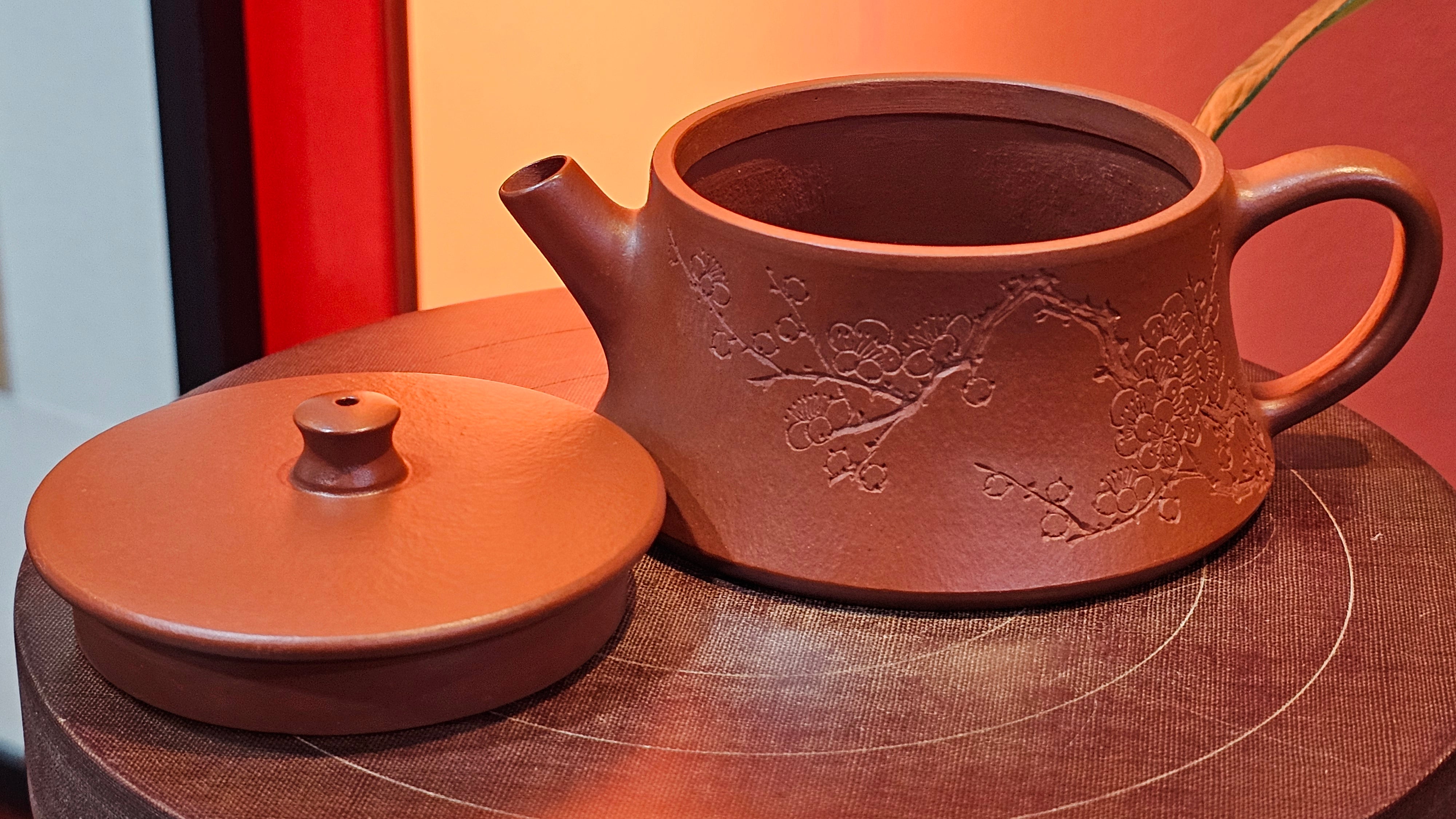 Yun Zhu 云柱 "Pillar of the Heavens", 130.1ml, Xiao Mei Yao Zhu Ni, by Craftsman Wang Hui 王慧 ~ "梅开五福" and Plum Blossoms Engraving by Craftsman Yi De Shu 一德书 ~ Congratulations to Mr L.Q.! 1839hrs 31st Oct 2025, Pender Island! Canada🇨🇦!