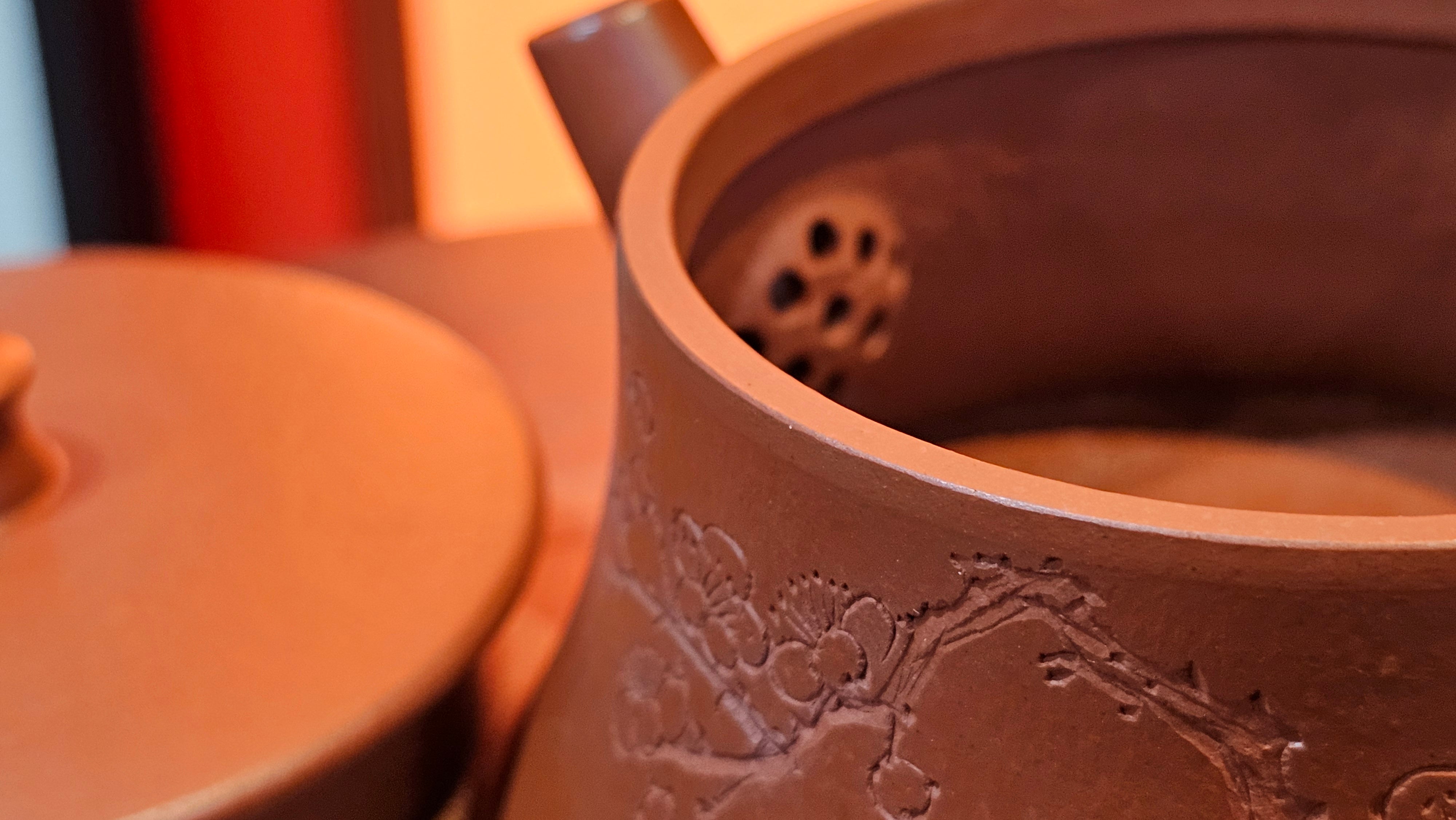 Yun Zhu 云柱 "Pillar of the Heavens", 130.1ml, Xiao Mei Yao Zhu Ni, by Craftsman Wang Hui 王慧 ~ "梅开五福" and Plum Blossoms Engraving by Craftsman Yi De Shu 一德书 ~ Congratulations to Mr L.Q.! 1839hrs 31st Oct 2025, Pender Island! Canada🇨🇦!