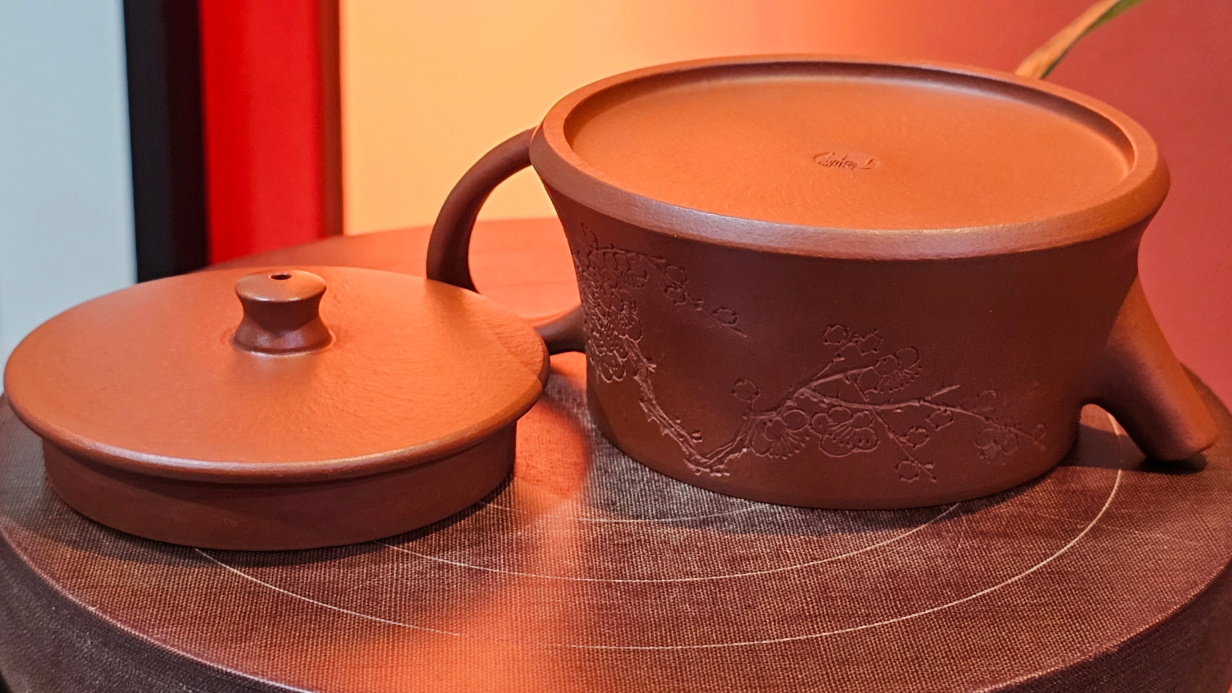 Yun Zhu 云柱 "Pillar of the Heavens", 130.1ml, Xiao Mei Yao Zhu Ni, by Craftsman Wang Hui 王慧 ~ "梅开五福" and Plum Blossoms Engraving by Craftsman Yi De Shu 一德书 ~ Congratulations to Mr L.Q.! 1839hrs 31st Oct 2025, Pender Island! Canada🇨🇦!