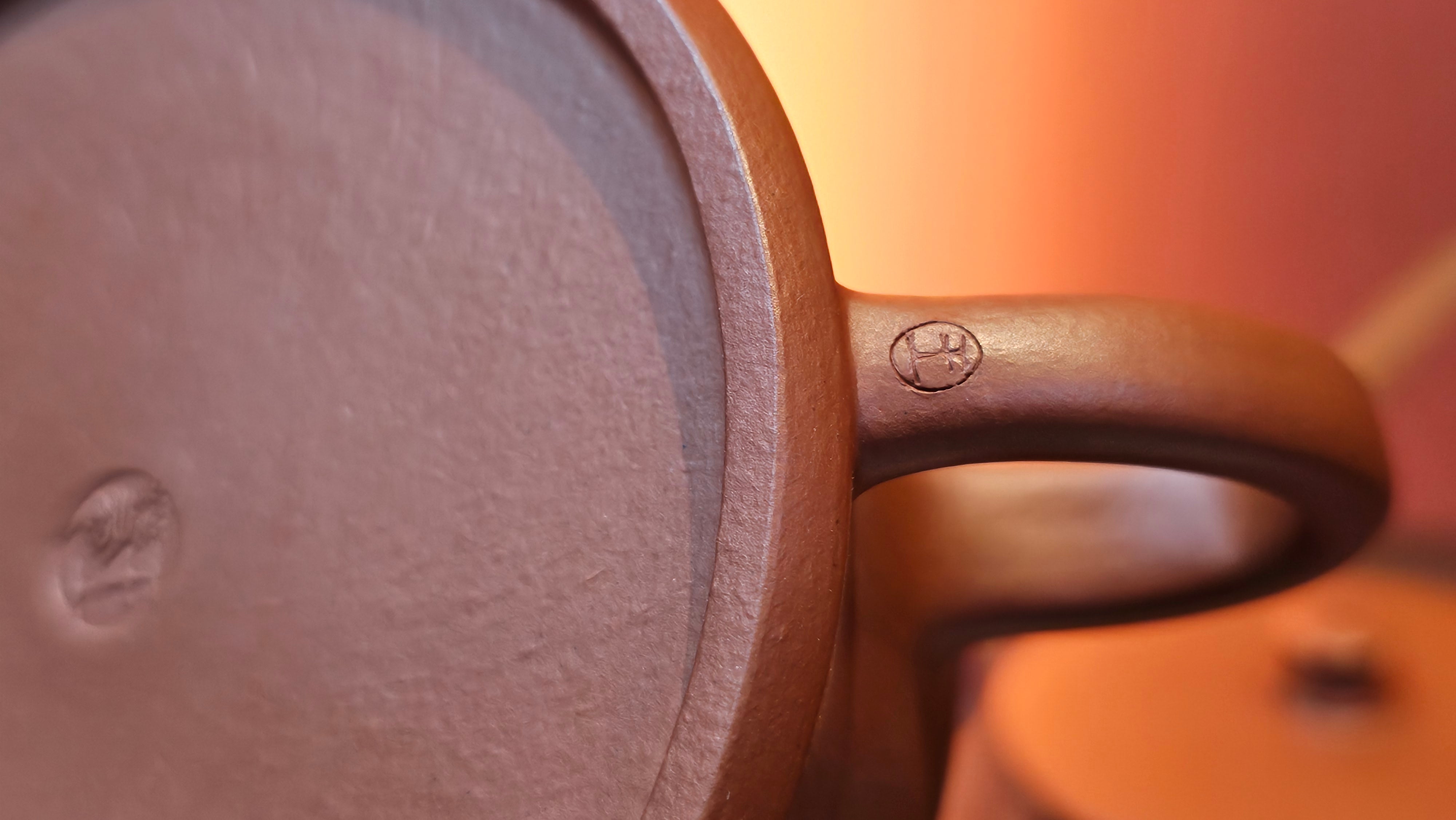 Yun Zhu 云柱 "Pillar of the Heavens", 130.1ml, Xiao Mei Yao Zhu Ni, by Craftsman Wang Hui 王慧 ~ "梅开五福" and Plum Blossoms Engraving by Craftsman Yi De Shu 一德书 ~ Congratulations to Mr L.Q.! 1839hrs 31st Oct 2025, Pender Island! Canada🇨🇦!