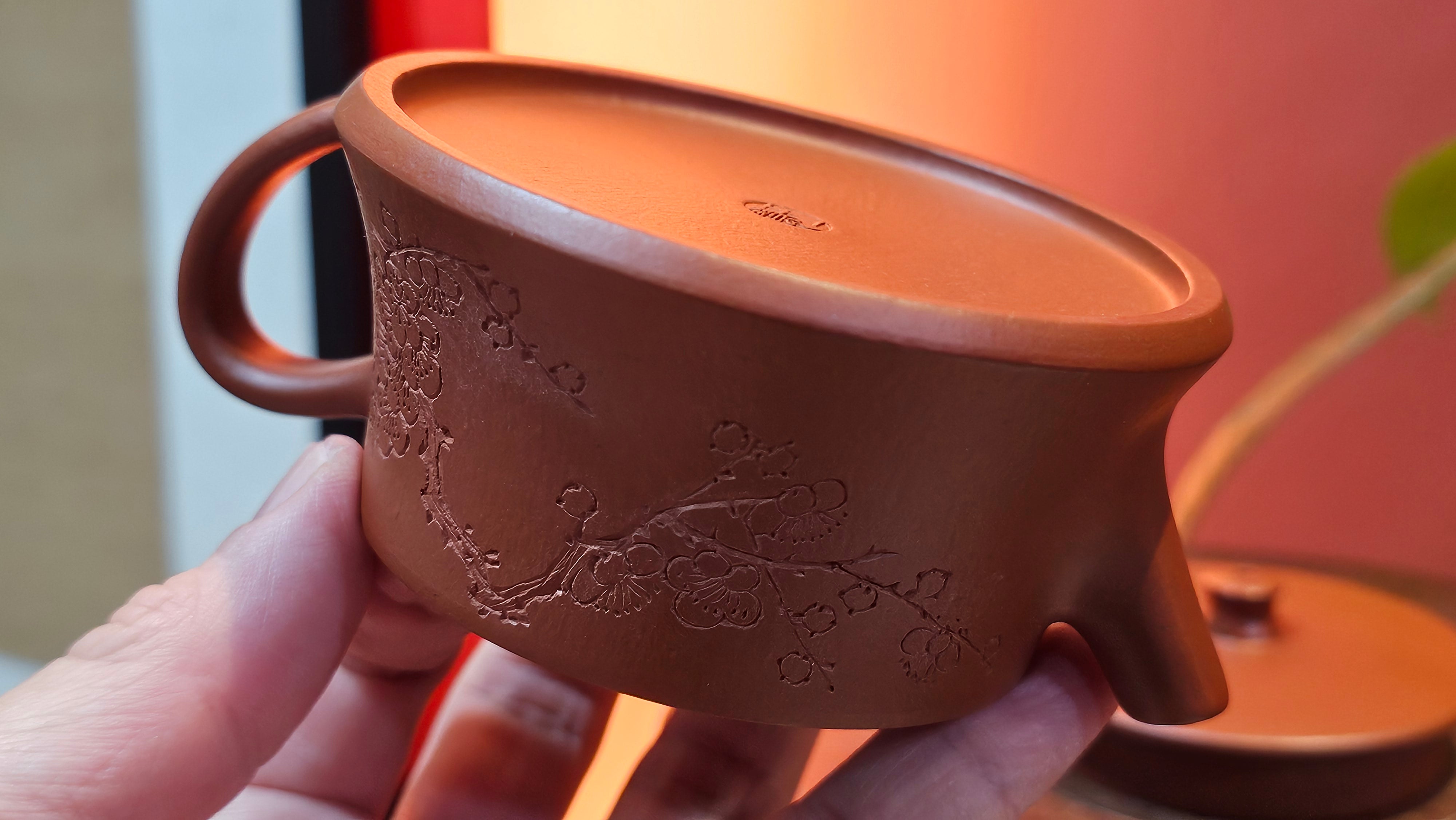 Yun Zhu 云柱 "Pillar of the Heavens", 130.1ml, Xiao Mei Yao Zhu Ni, by Craftsman Wang Hui 王慧 ~ "梅开五福" and Plum Blossoms Engraving by Craftsman Yi De Shu 一德书 ~ Congratulations to Mr L.Q.! 1839hrs 31st Oct 2025, Pender Island! Canada🇨🇦!