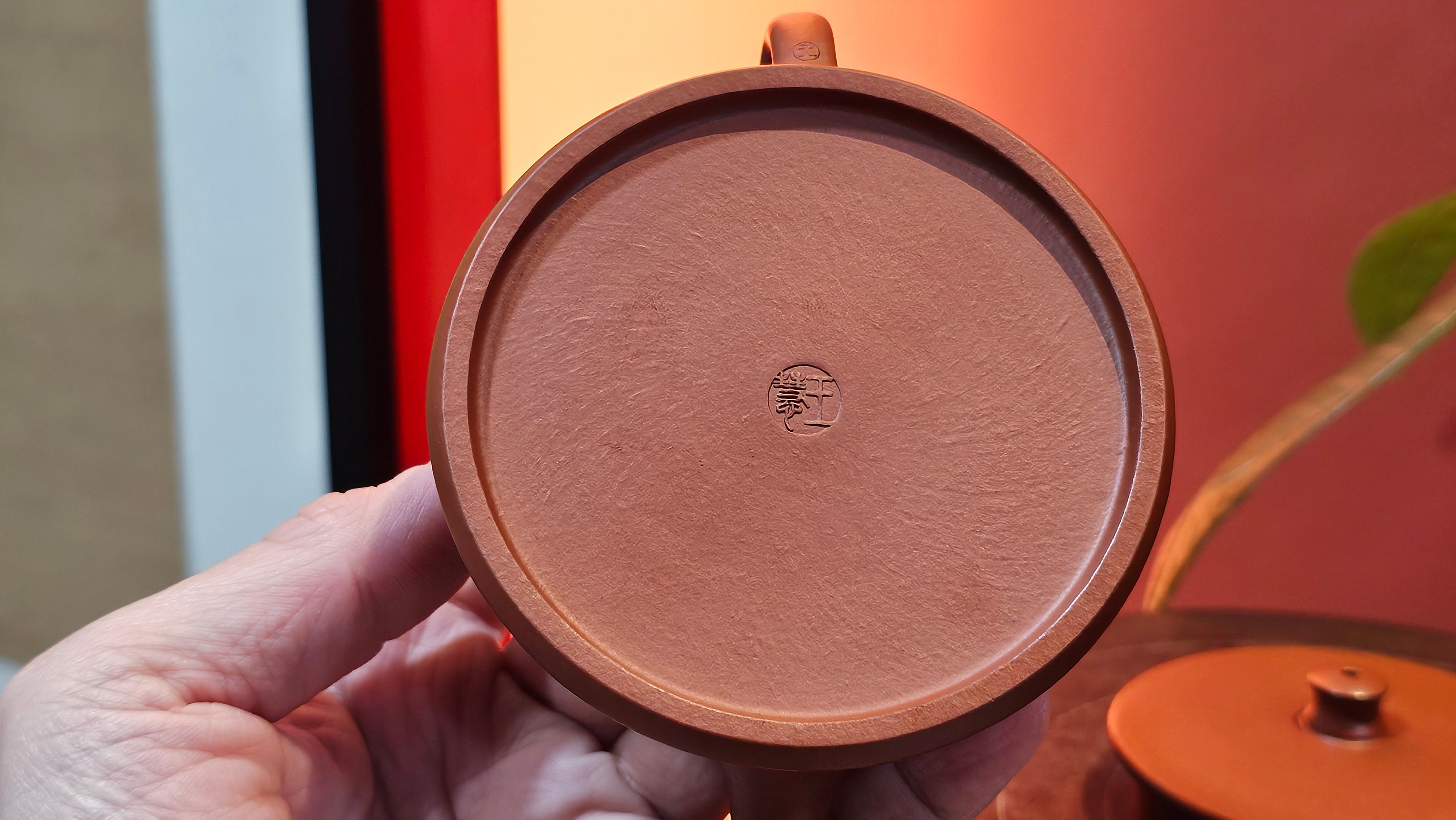 Yun Zhu 云柱 "Pillar of the Heavens", 130.1ml, Xiao Mei Yao Zhu Ni, by Craftsman Wang Hui 王慧 ~ "梅开五福" and Plum Blossoms Engraving by Craftsman Yi De Shu 一德书 ~ Congratulations to Mr L.Q.! 1839hrs 31st Oct 2025, Pender Island! Canada🇨🇦!