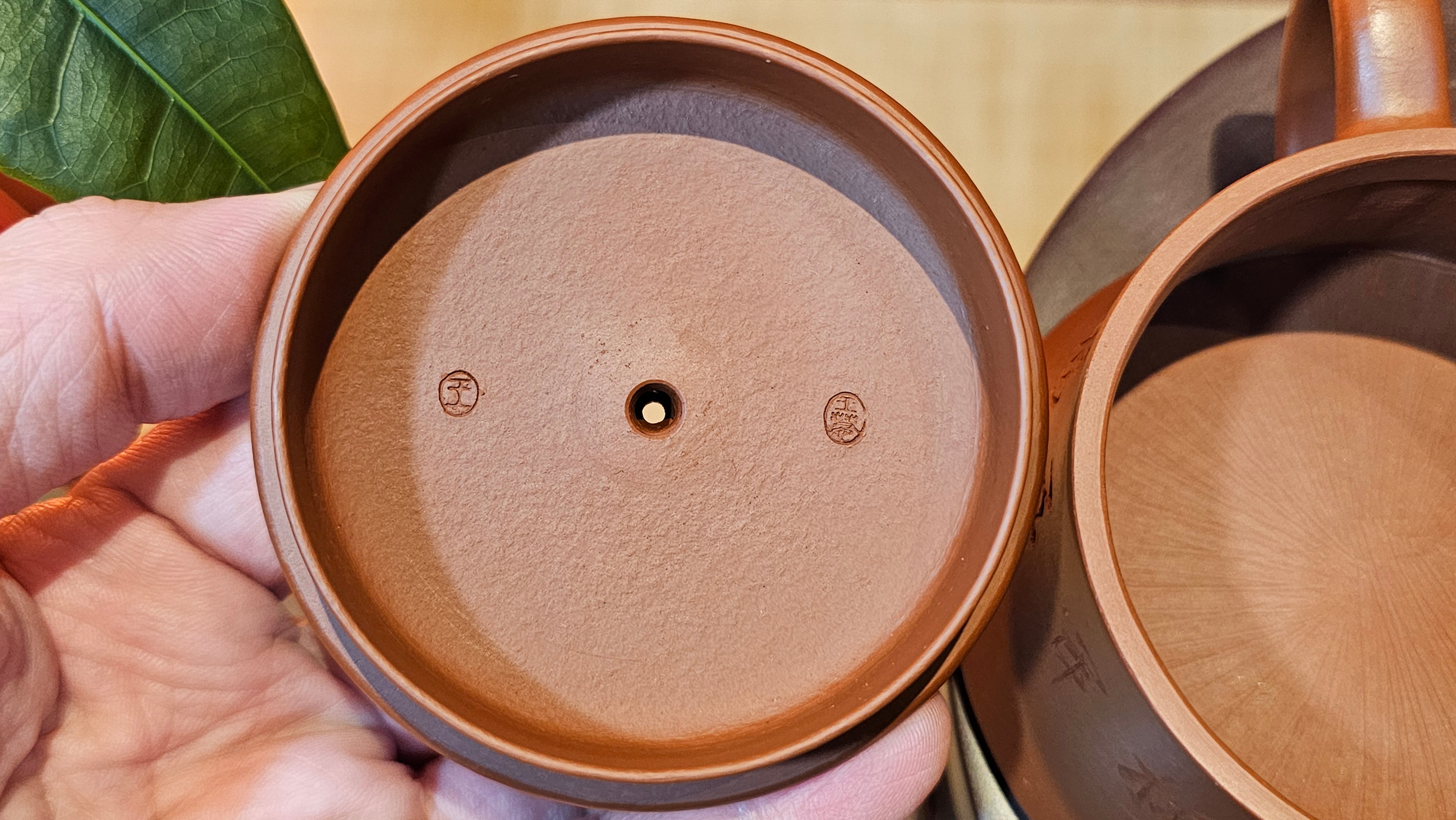 Yun Zhu 云柱 "Pillar of the Heavens", 130.1ml, Xiao Mei Yao Zhu Ni, by Craftsman Wang Hui 王慧 ~ "梅开五福" and Plum Blossoms Engraving by Craftsman Yi De Shu 一德书 ~ Congratulations to Mr L.Q.! 1839hrs 31st Oct 2025, Pender Island! Canada🇨🇦!