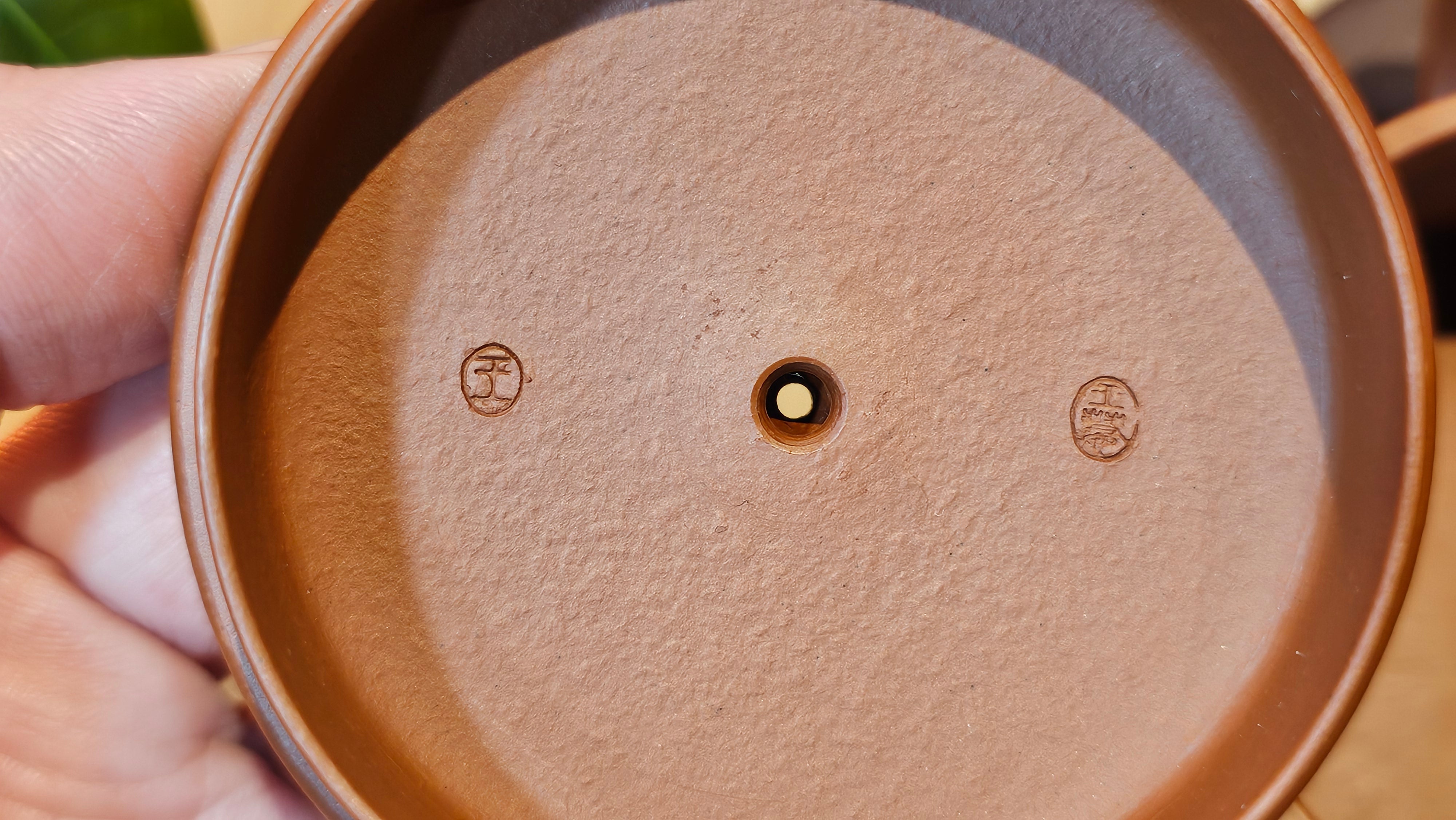 Yun Zhu 云柱 "Pillar of the Heavens", 130.1ml, Xiao Mei Yao Zhu Ni, by Craftsman Wang Hui 王慧 ~ "梅开五福" and Plum Blossoms Engraving by Craftsman Yi De Shu 一德书 ~ Congratulations to Mr L.Q.! 1839hrs 31st Oct 2025, Pender Island! Canada🇨🇦!