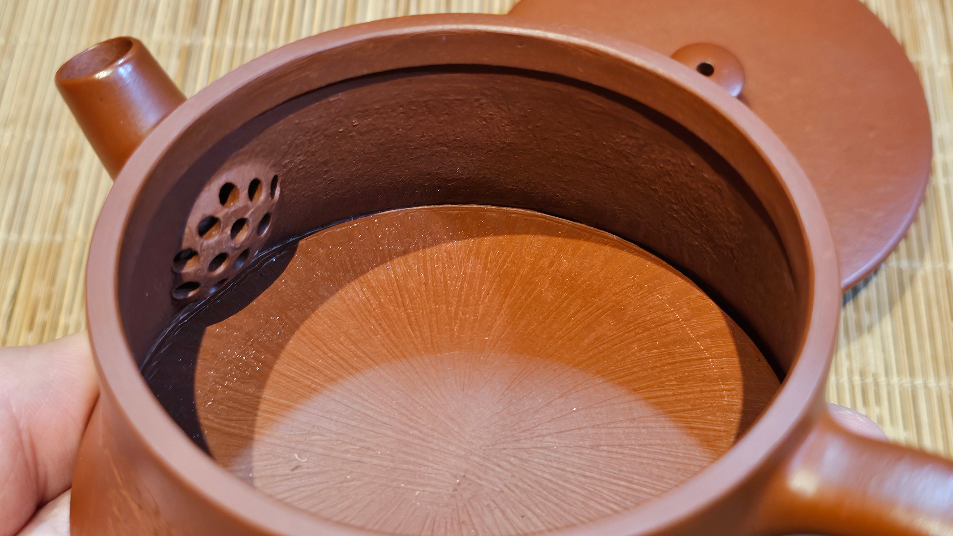 Yun Zhu 云柱 "Pillar of the Heavens", 130.1ml, Xiao Mei Yao Zhu Ni, by Craftsman Wang Hui 王慧 ~ "梅开五福" and Plum Blossoms Engraving by Craftsman Yi De Shu 一德书 ~ Congratulations to Mr L.Q.! 1839hrs 31st Oct 2025, Pender Island! Canada🇨🇦!