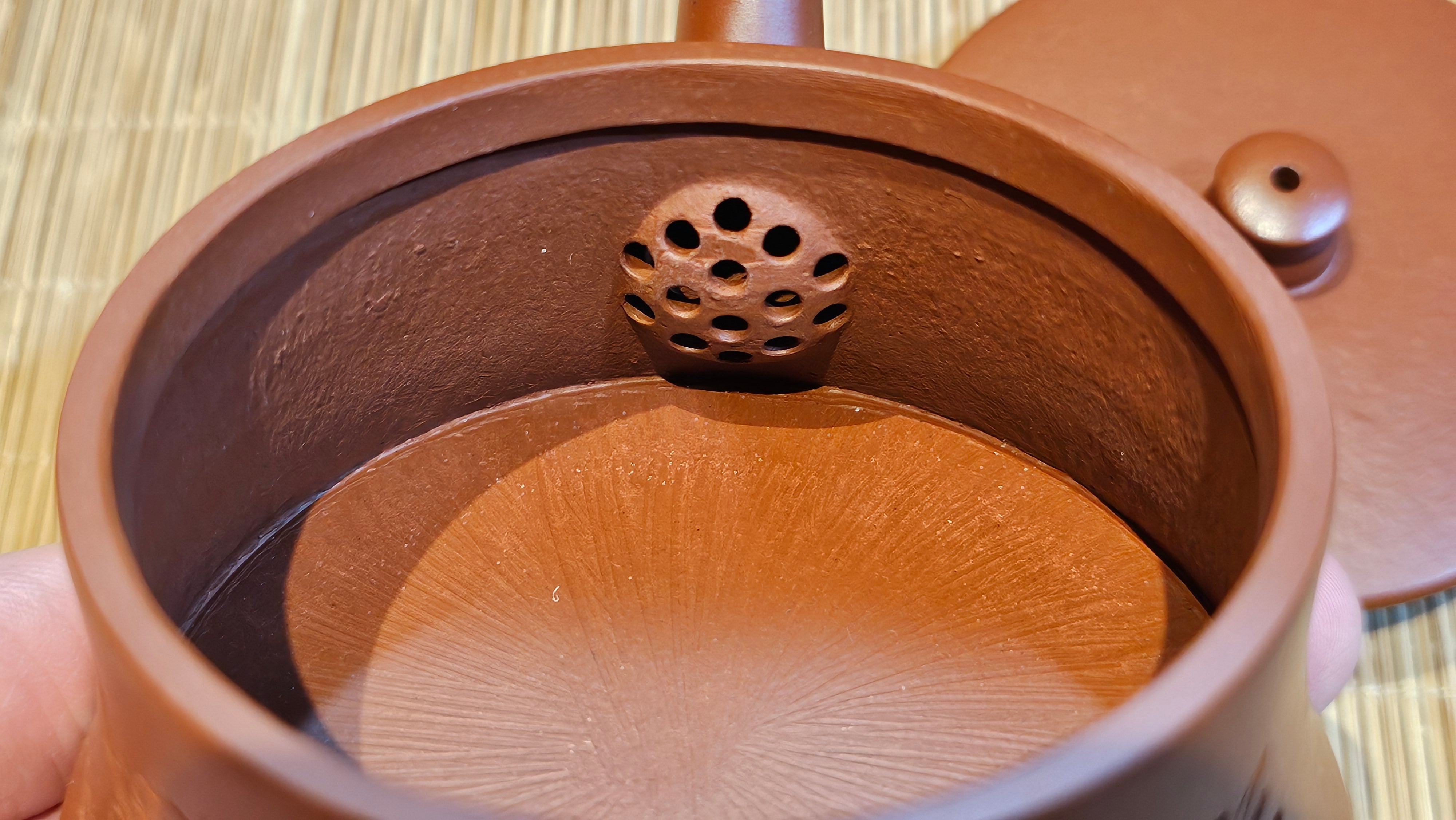 Yun Zhu 云柱 "Pillar of the Heavens", 130.1ml, Xiao Mei Yao Zhu Ni, by Craftsman Wang Hui 王慧 ~ "梅开五福" and Plum Blossoms Engraving by Craftsman Yi De Shu 一德书 ~ Congratulations to Mr L.Q.! 1839hrs 31st Oct 2025, Pender Island! Canada🇨🇦!