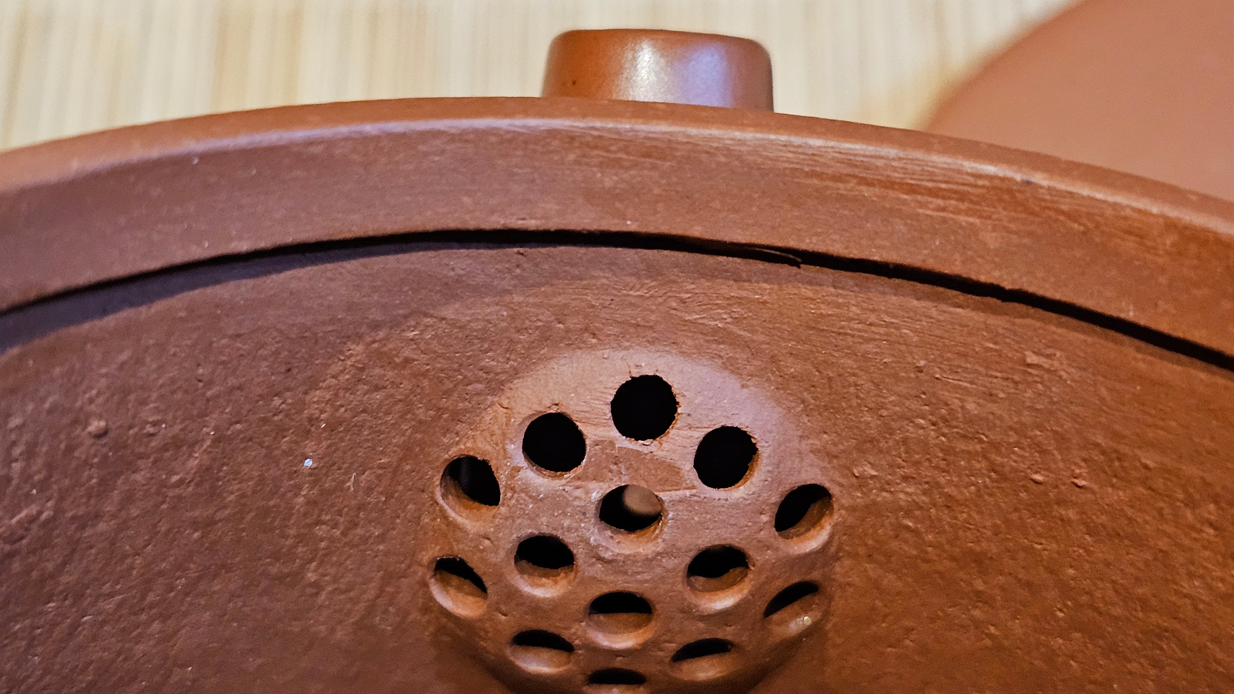 Yun Zhu 云柱 "Pillar of the Heavens", 130.1ml, Xiao Mei Yao Zhu Ni, by Craftsman Wang Hui 王慧 ~ "梅开五福" and Plum Blossoms Engraving by Craftsman Yi De Shu 一德书 ~ Congratulations to Mr L.Q.! 1839hrs 31st Oct 2025, Pender Island! Canada🇨🇦!