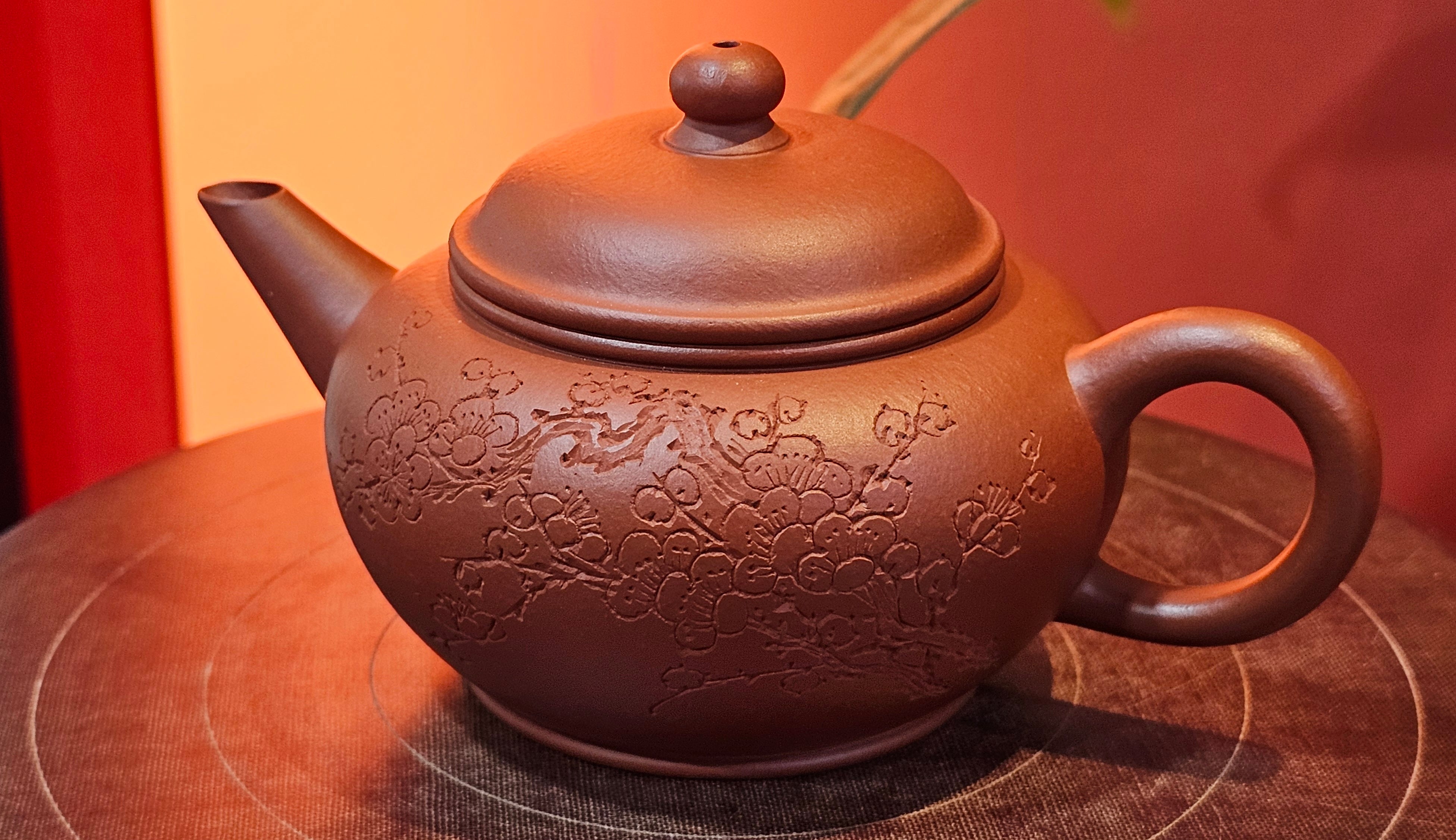 Shui Ping 水平, 150.5ml, Xiao Mei Yao Zhu Ni 小煤窑朱泥, by our Craftsman Chen Yue Fei 陈跃飞, Plum Blossoms Engraving by Craftsman Yi De Shu 一德书 ~!Congratulations to Mr A.C.! 1000hrs 7th Nov 2025, Seattle! WA!