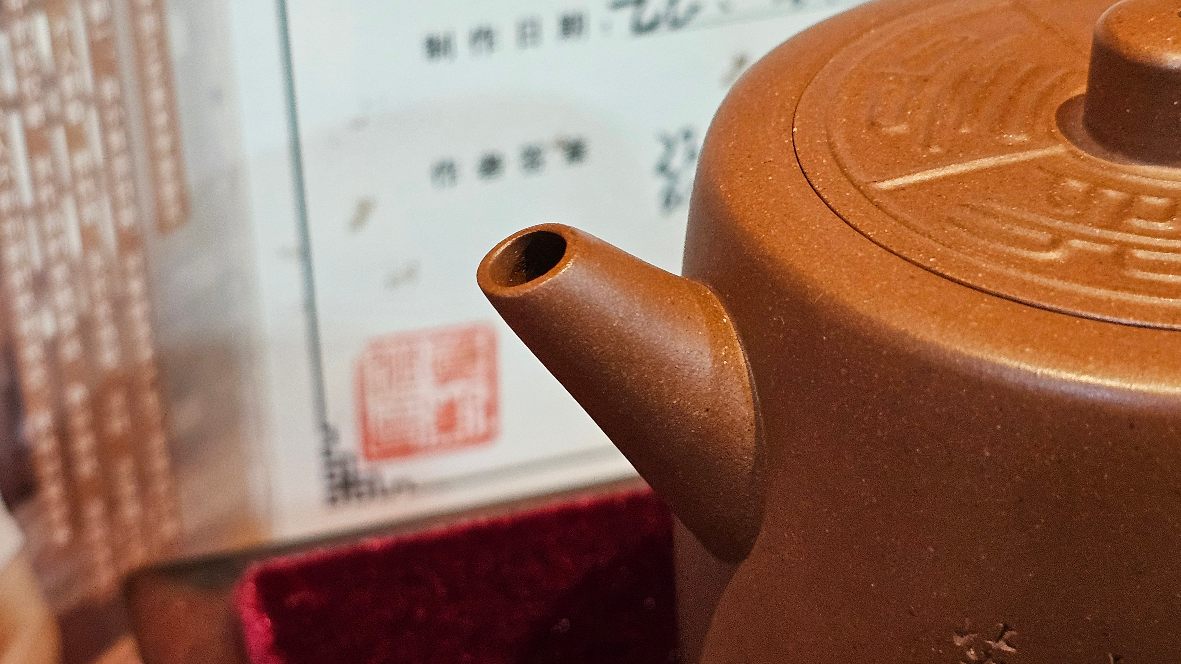 《益寿延年》"Yi Shou Yan Nian", 251.3ml, AUSPICIOUS. Longevity Blessing! Lid Top Clay Sculpting, Poem Engraving, Crafted with Cao Family's Di Cao Qing By Assoc Master Artist Zhang Ke ~ Congratulations to Mr J.C.K.! 1909hrs 27th Nov 2025, Rio Rancho! NM!