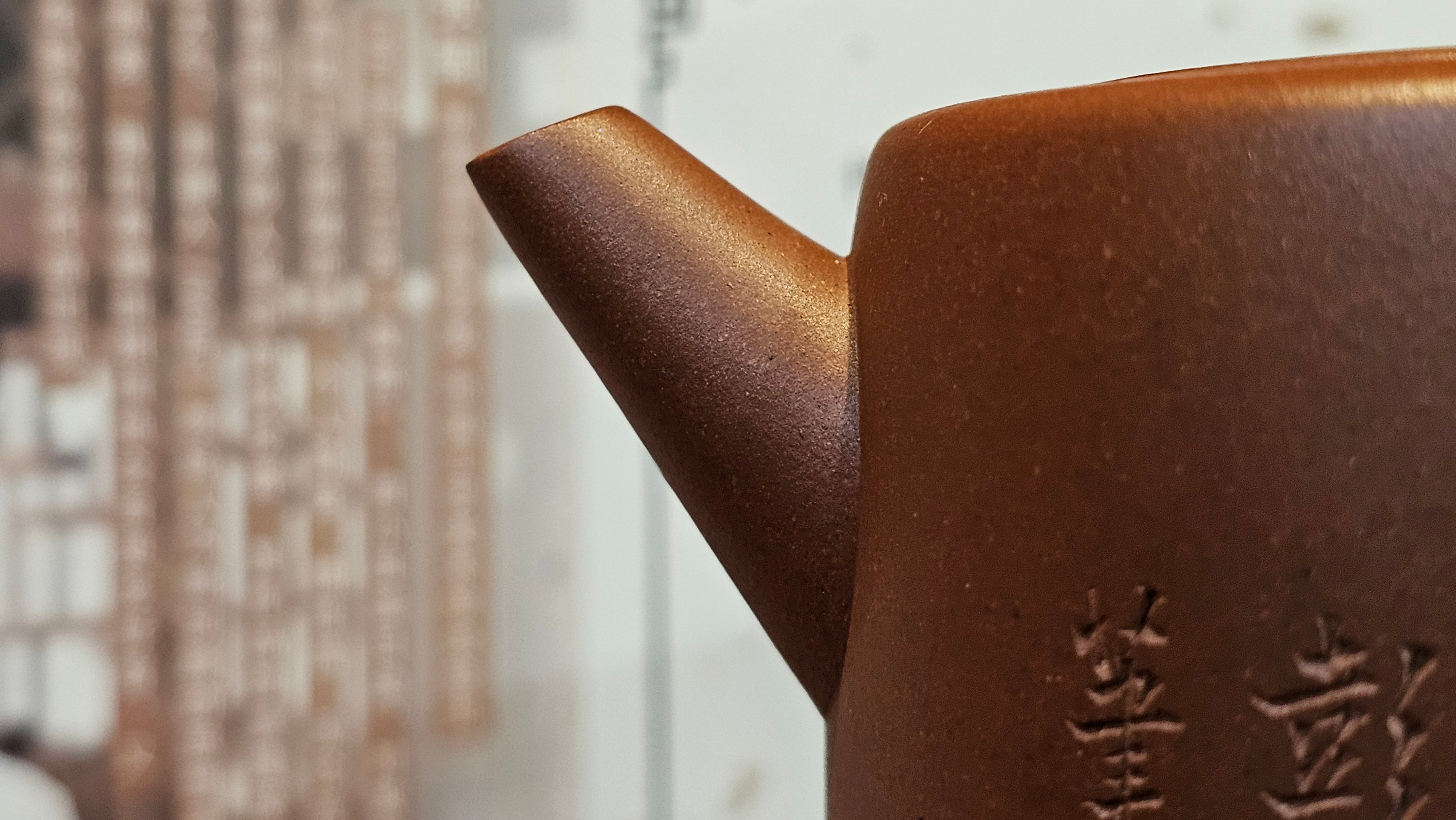 《益寿延年》"Yi Shou Yan Nian", 251.3ml, AUSPICIOUS. Longevity Blessing! Lid Top Clay Sculpting, Poem Engraving, Crafted with Cao Family's Di Cao Qing By Assoc Master Artist Zhang Ke ~ Congratulations to Mr J.C.K.! 1909hrs 27th Nov 2025, Rio Rancho! NM!