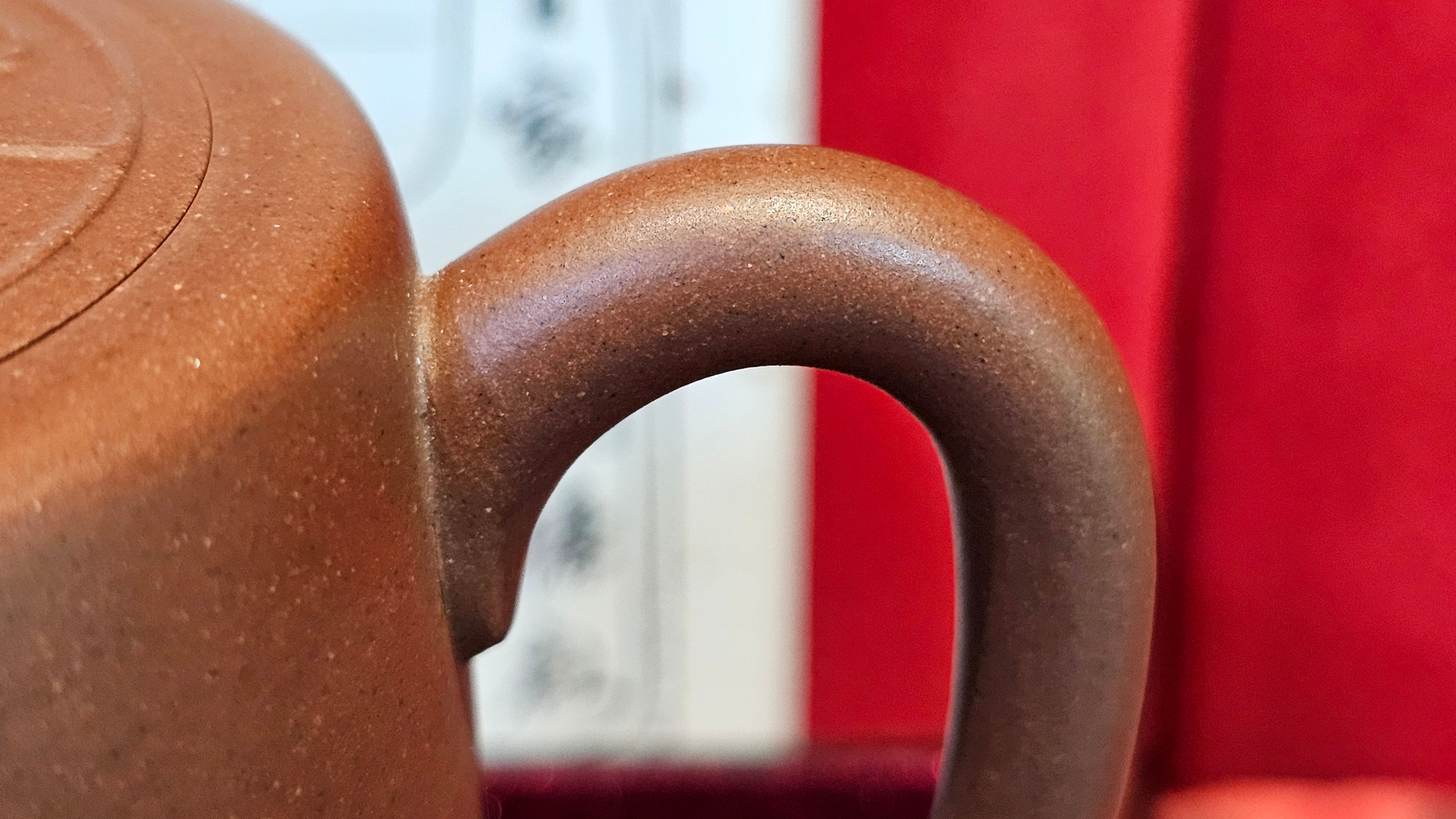 《益寿延年》"Yi Shou Yan Nian", 251.3ml, AUSPICIOUS. Longevity Blessing! Lid Top Clay Sculpting, Poem Engraving, Crafted with Cao Family's Di Cao Qing By Assoc Master Artist Zhang Ke ~ Congratulations to Mr J.C.K.! 1909hrs 27th Nov 2025, Rio Rancho! NM!