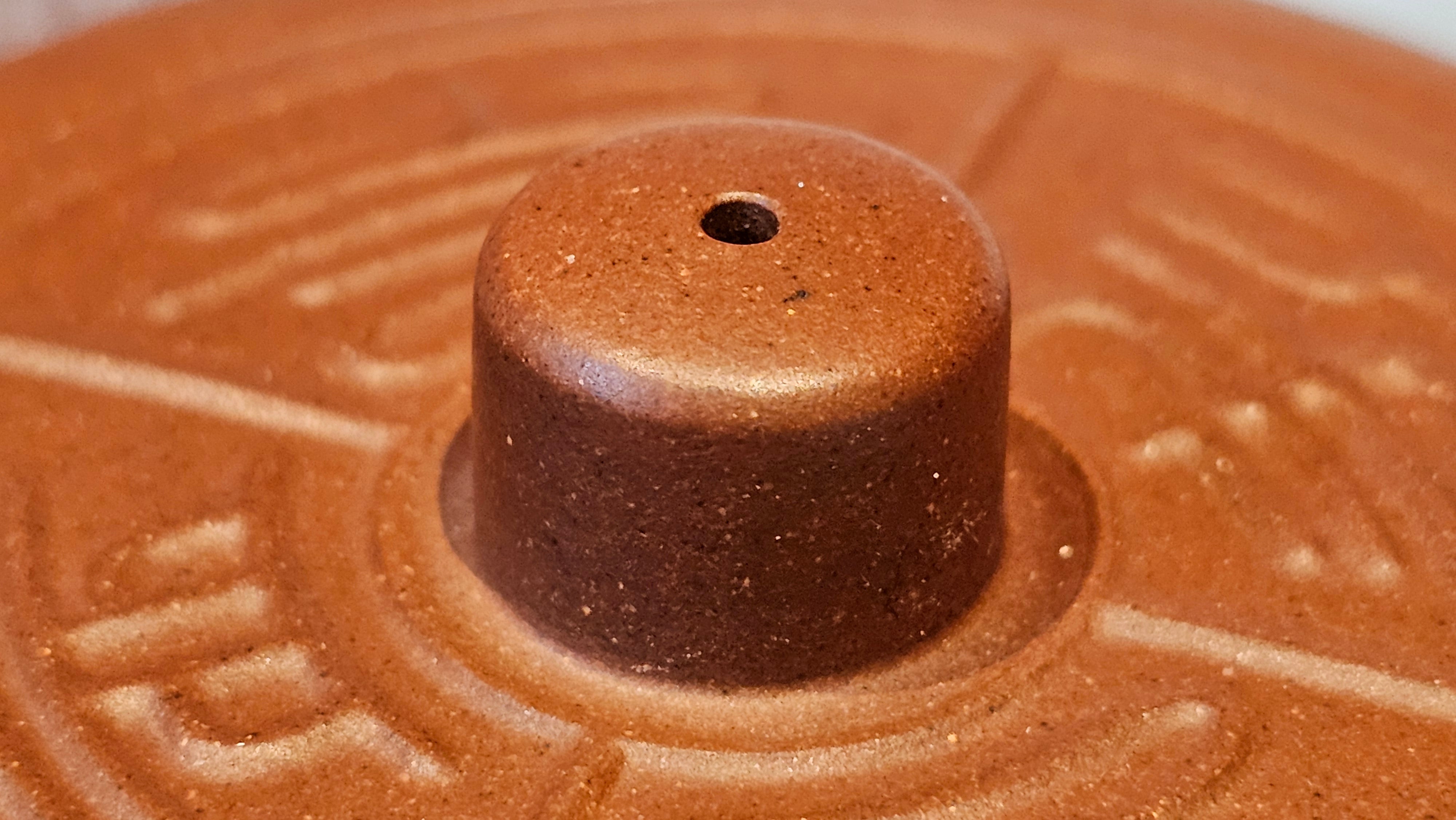 《益寿延年》"Yi Shou Yan Nian", 251.3ml, AUSPICIOUS. Longevity Blessing! Lid Top Clay Sculpting, Poem Engraving, Crafted with Cao Family's Di Cao Qing By Assoc Master Artist Zhang Ke ~ Congratulations to Mr J.C.K.! 1909hrs 27th Nov 2025, Rio Rancho! NM!