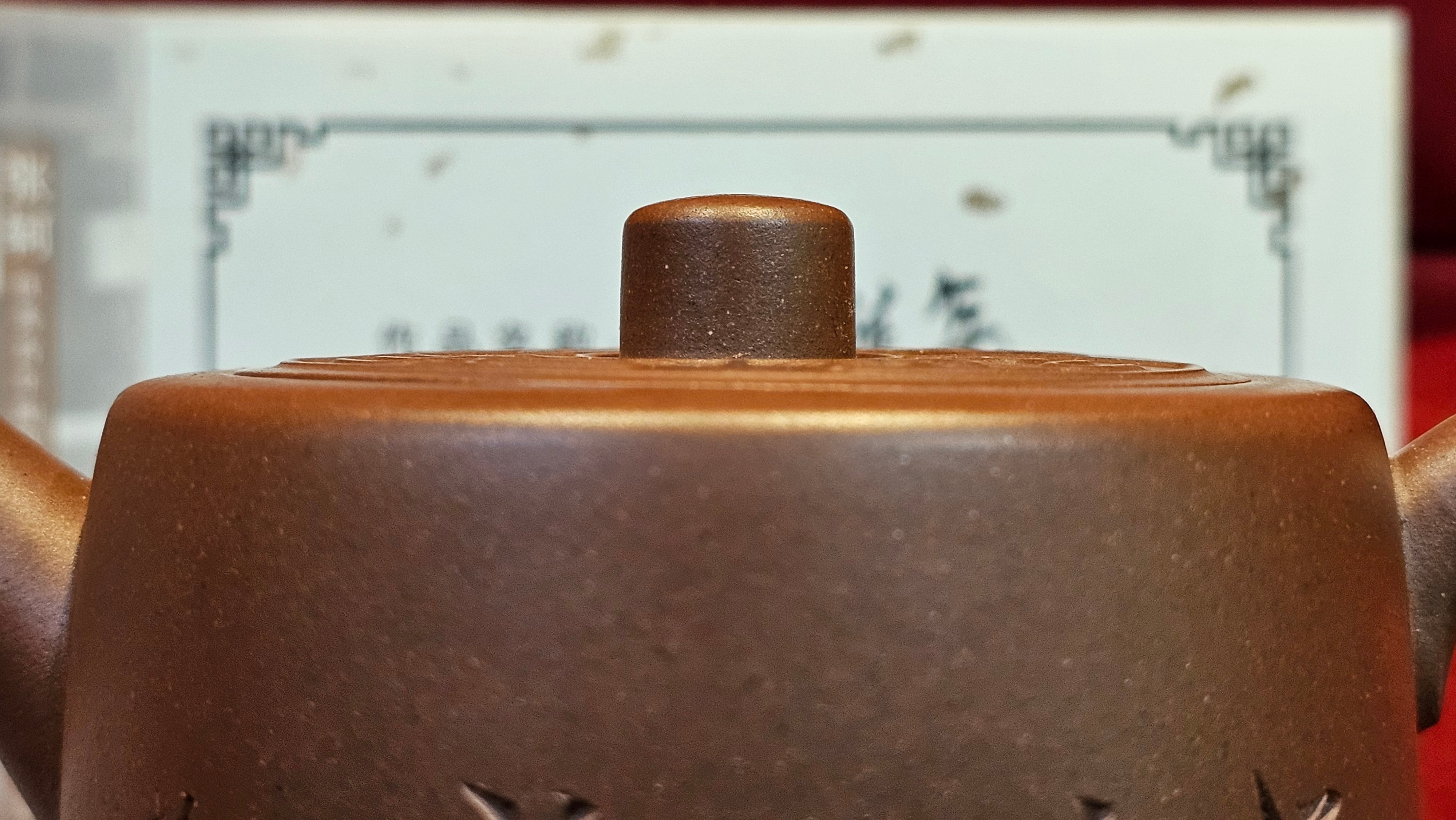 《益寿延年》"Yi Shou Yan Nian", 251.3ml, AUSPICIOUS. Longevity Blessing! Lid Top Clay Sculpting, Poem Engraving, Crafted with Cao Family's Di Cao Qing By Assoc Master Artist Zhang Ke ~ Congratulations to Mr J.C.K.! 1909hrs 27th Nov 2025, Rio Rancho! NM!