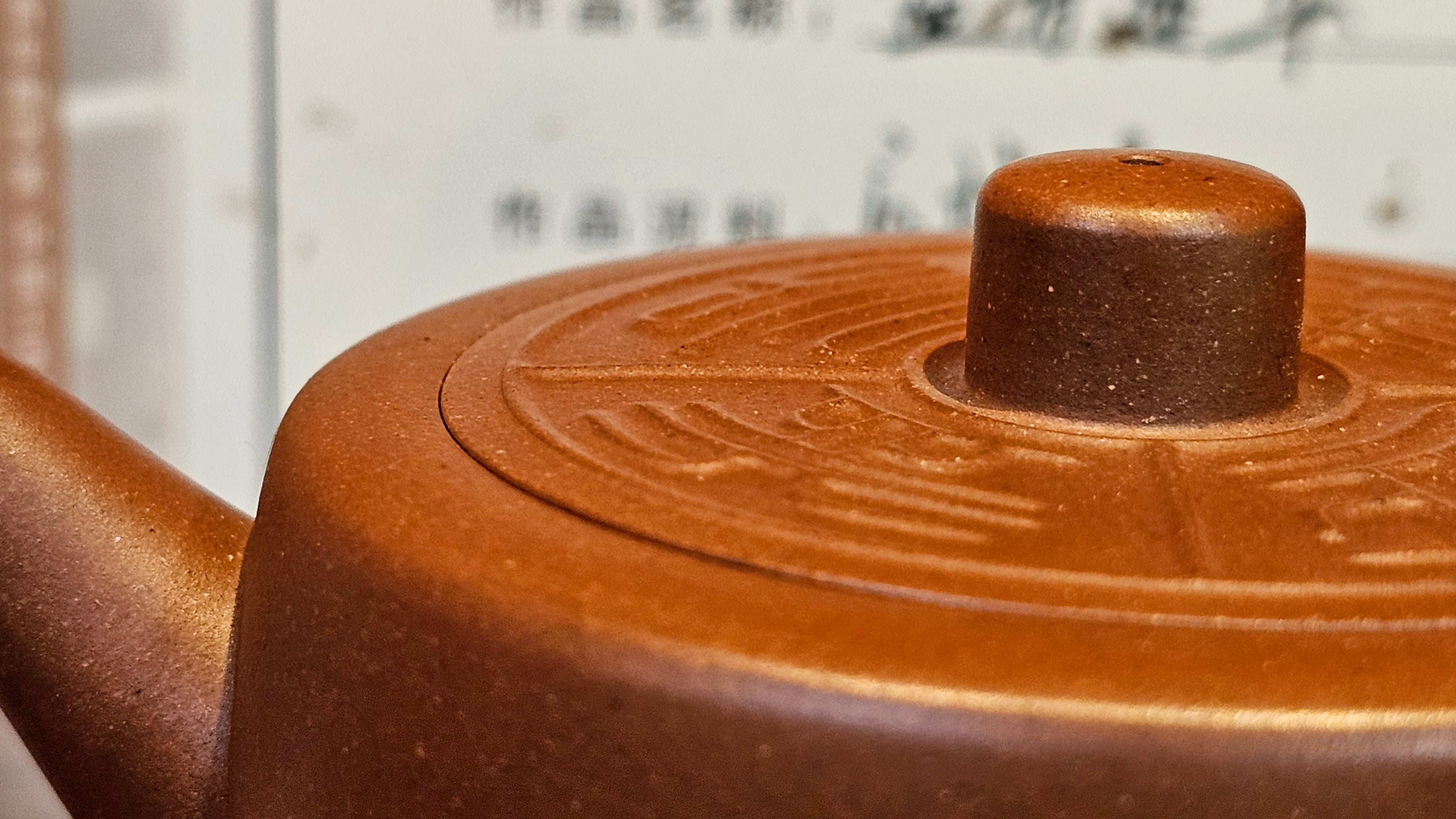 《益寿延年》"Yi Shou Yan Nian", 251.3ml, AUSPICIOUS. Longevity Blessing! Lid Top Clay Sculpting, Poem Engraving, Crafted with Cao Family's Di Cao Qing By Assoc Master Artist Zhang Ke ~ Congratulations to Mr J.C.K.! 1909hrs 27th Nov 2025, Rio Rancho! NM!