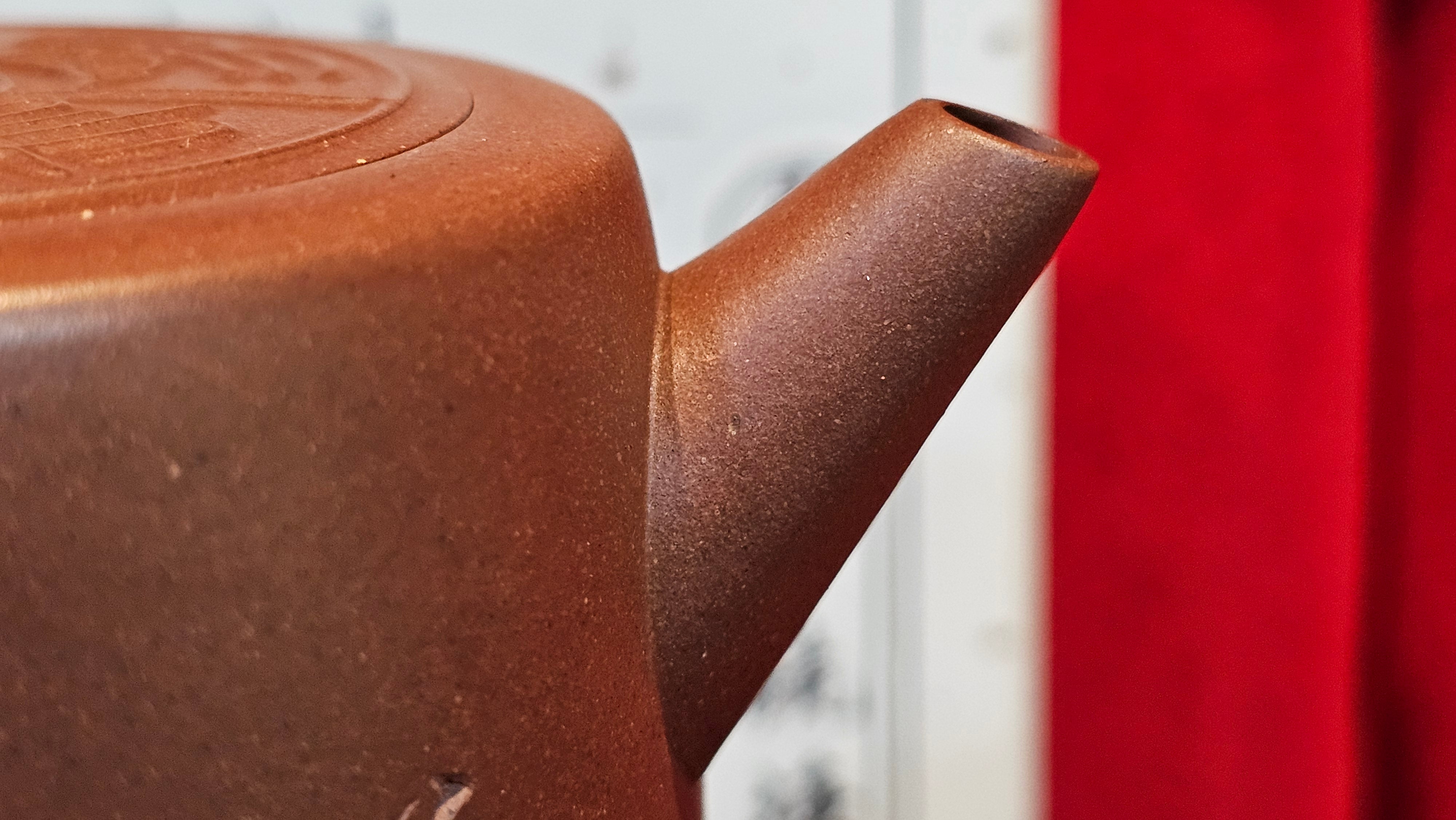 《益寿延年》"Yi Shou Yan Nian", 251.3ml, AUSPICIOUS. Longevity Blessing! Lid Top Clay Sculpting, Poem Engraving, Crafted with Cao Family's Di Cao Qing By Assoc Master Artist Zhang Ke ~ Congratulations to Mr J.C.K.! 1909hrs 27th Nov 2025, Rio Rancho! NM!