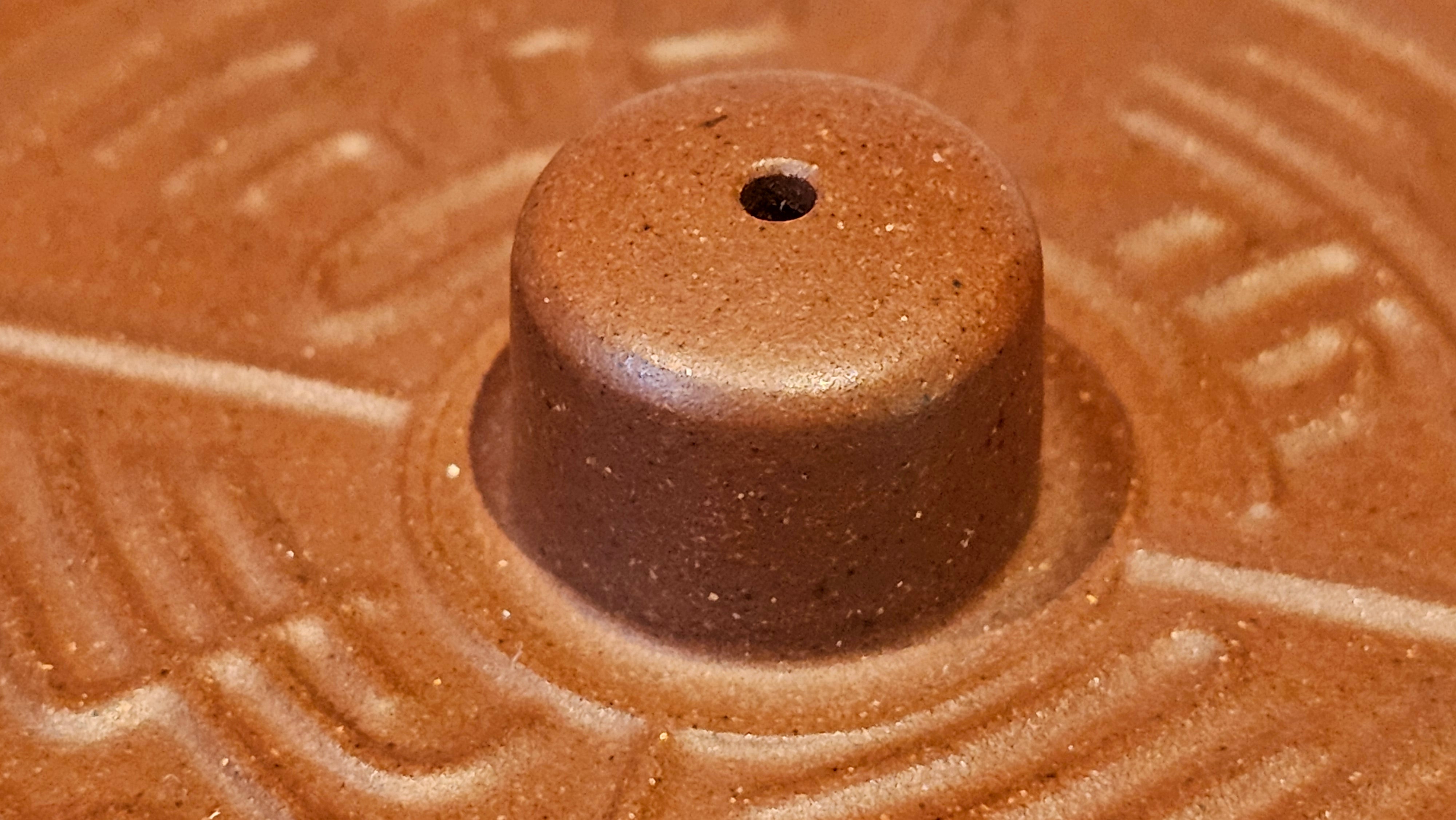 《益寿延年》"Yi Shou Yan Nian", 251.3ml, AUSPICIOUS. Longevity Blessing! Lid Top Clay Sculpting, Poem Engraving, Crafted with Cao Family's Di Cao Qing By Assoc Master Artist Zhang Ke ~ Congratulations to Mr J.C.K.! 1909hrs 27th Nov 2025, Rio Rancho! NM!