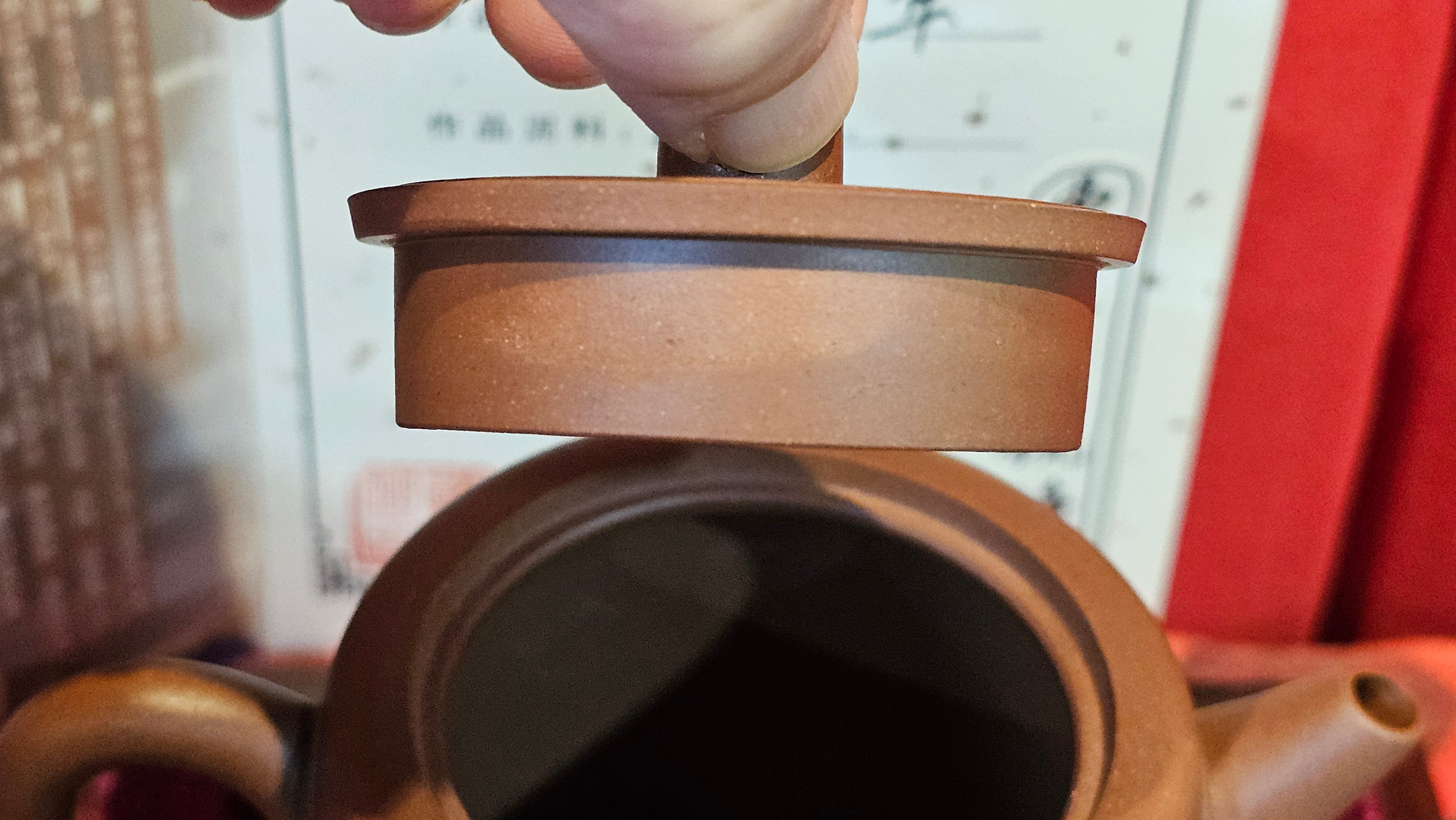 《益寿延年》"Yi Shou Yan Nian", 251.3ml, AUSPICIOUS. Longevity Blessing! Lid Top Clay Sculpting, Poem Engraving, Crafted with Cao Family's Di Cao Qing By Assoc Master Artist Zhang Ke ~ Congratulations to Mr J.C.K.! 1909hrs 27th Nov 2025, Rio Rancho! NM!