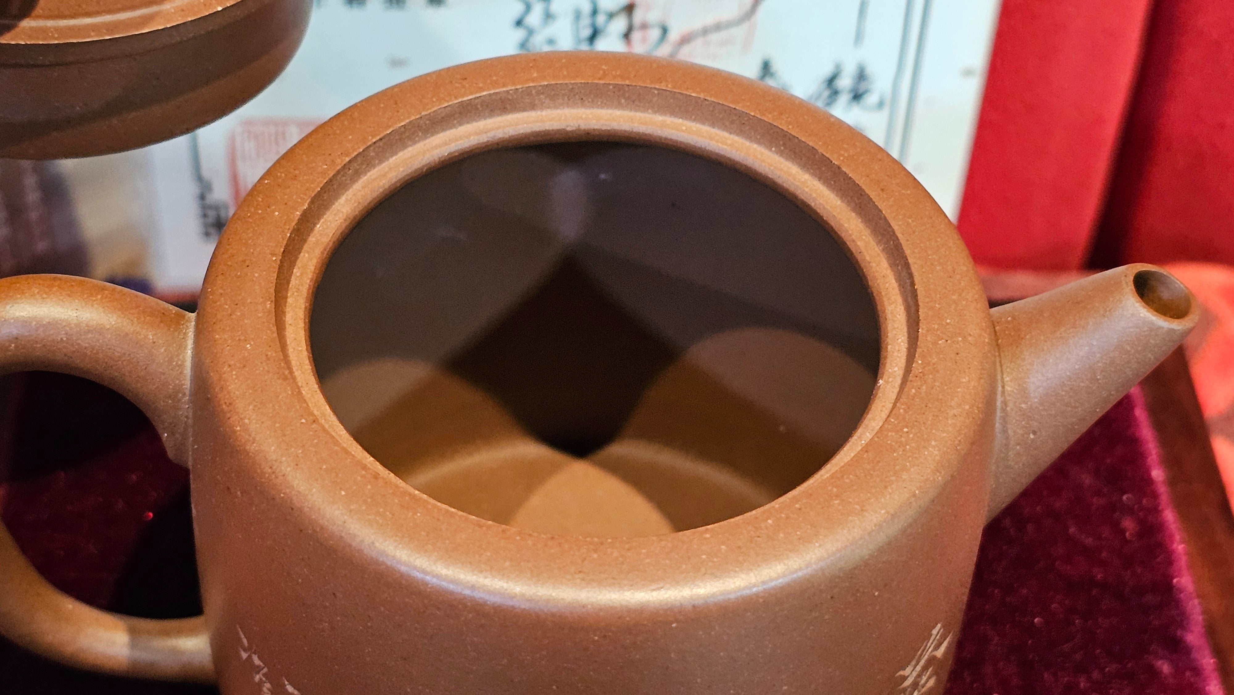 《益寿延年》"Yi Shou Yan Nian", 251.3ml, AUSPICIOUS. Longevity Blessing! Lid Top Clay Sculpting, Poem Engraving, Crafted with Cao Family's Di Cao Qing By Assoc Master Artist Zhang Ke ~ Congratulations to Mr J.C.K.! 1909hrs 27th Nov 2025, Rio Rancho! NM!