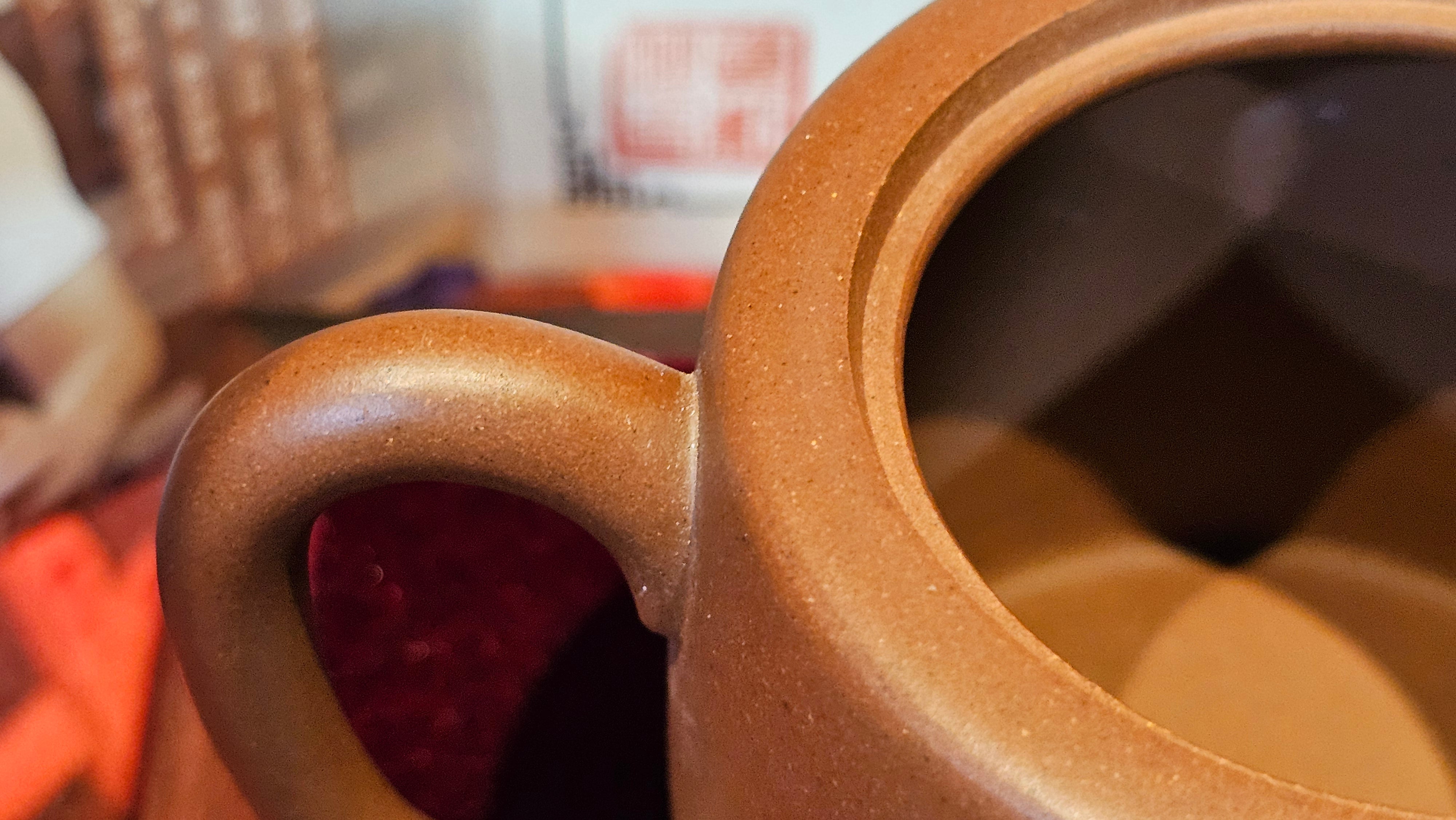 《益寿延年》"Yi Shou Yan Nian", 251.3ml, AUSPICIOUS. Longevity Blessing! Lid Top Clay Sculpting, Poem Engraving, Crafted with Cao Family's Di Cao Qing By Assoc Master Artist Zhang Ke ~ Congratulations to Mr J.C.K.! 1909hrs 27th Nov 2025, Rio Rancho! NM!