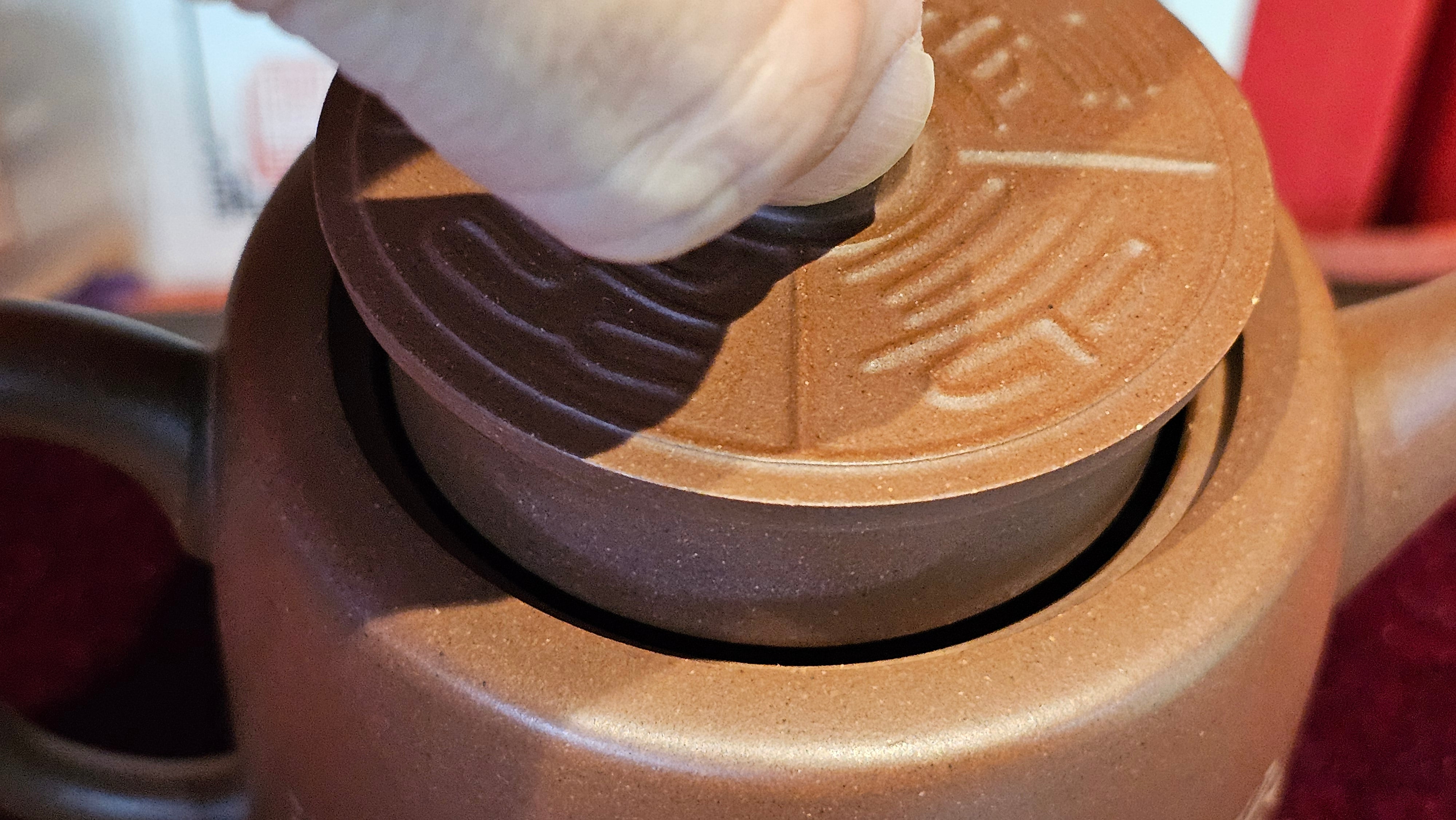 《益寿延年》"Yi Shou Yan Nian", 251.3ml, AUSPICIOUS. Longevity Blessing! Lid Top Clay Sculpting, Poem Engraving, Crafted with Cao Family's Di Cao Qing By Assoc Master Artist Zhang Ke ~ Congratulations to Mr J.C.K.! 1909hrs 27th Nov 2025, Rio Rancho! NM!