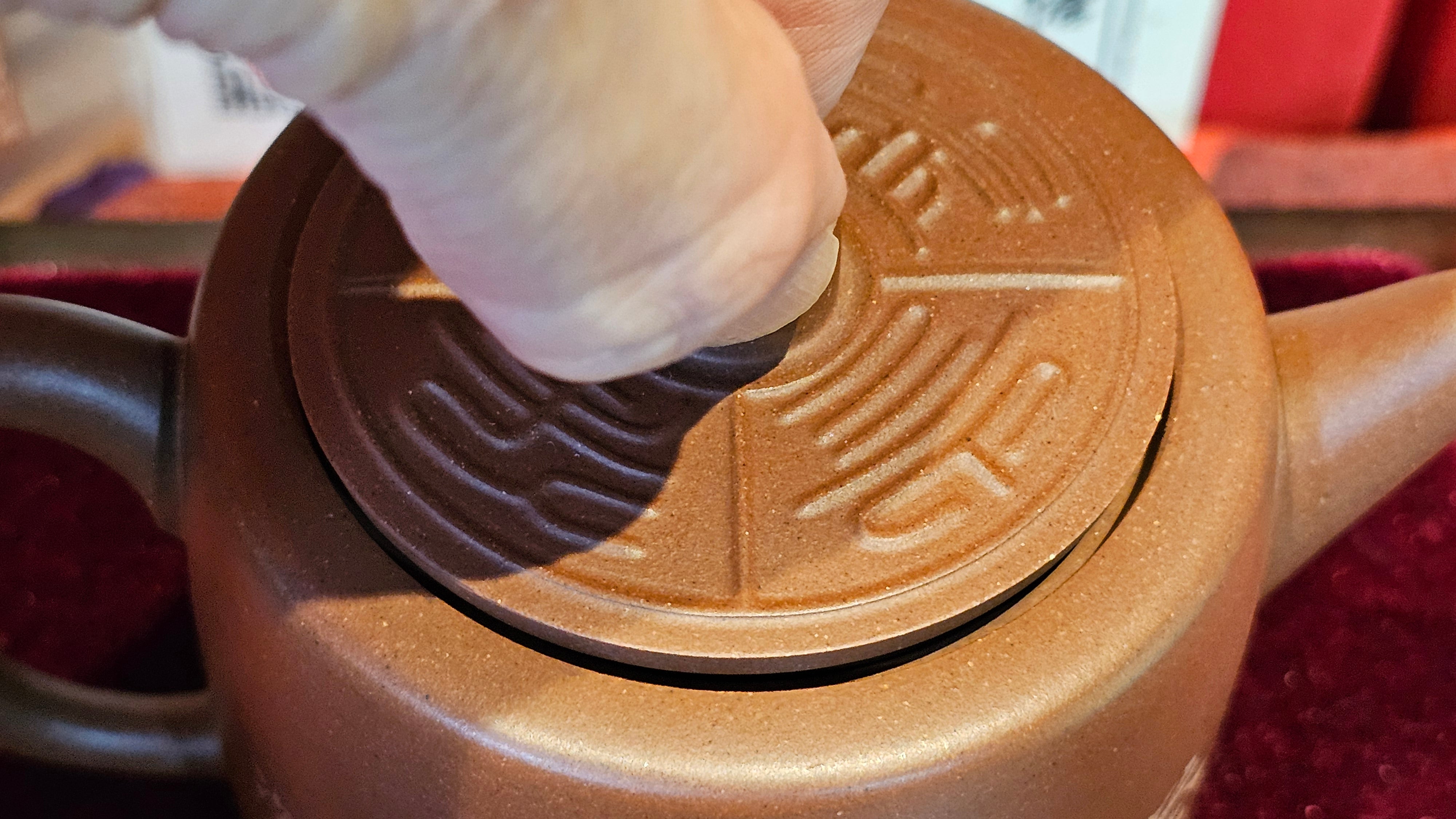 《益寿延年》"Yi Shou Yan Nian", 251.3ml, AUSPICIOUS. Longevity Blessing! Lid Top Clay Sculpting, Poem Engraving, Crafted with Cao Family's Di Cao Qing By Assoc Master Artist Zhang Ke ~ Congratulations to Mr J.C.K.! 1909hrs 27th Nov 2025, Rio Rancho! NM!