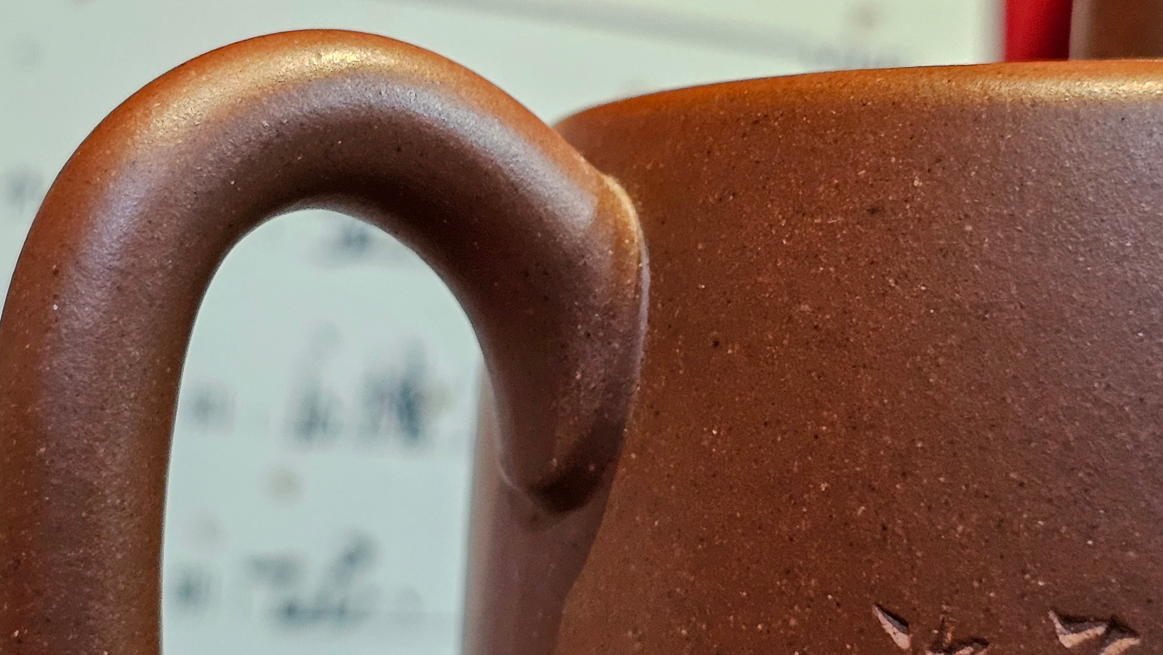 《益寿延年》"Yi Shou Yan Nian", 251.3ml, AUSPICIOUS. Longevity Blessing! Lid Top Clay Sculpting, Poem Engraving, Crafted with Cao Family's Di Cao Qing By Assoc Master Artist Zhang Ke ~ Congratulations to Mr J.C.K.! 1909hrs 27th Nov 2025, Rio Rancho! NM!