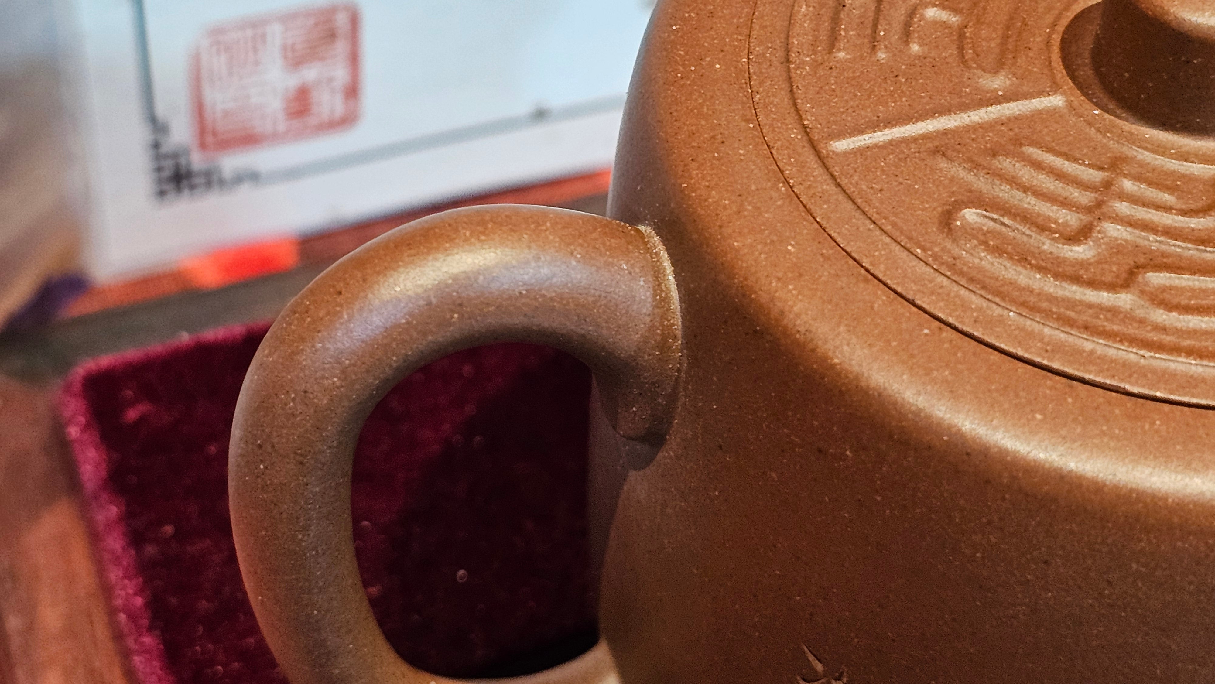 《益寿延年》"Yi Shou Yan Nian", 251.3ml, AUSPICIOUS. Longevity Blessing! Lid Top Clay Sculpting, Poem Engraving, Crafted with Cao Family's Di Cao Qing By Assoc Master Artist Zhang Ke ~ Congratulations to Mr J.C.K.! 1909hrs 27th Nov 2025, Rio Rancho! NM!