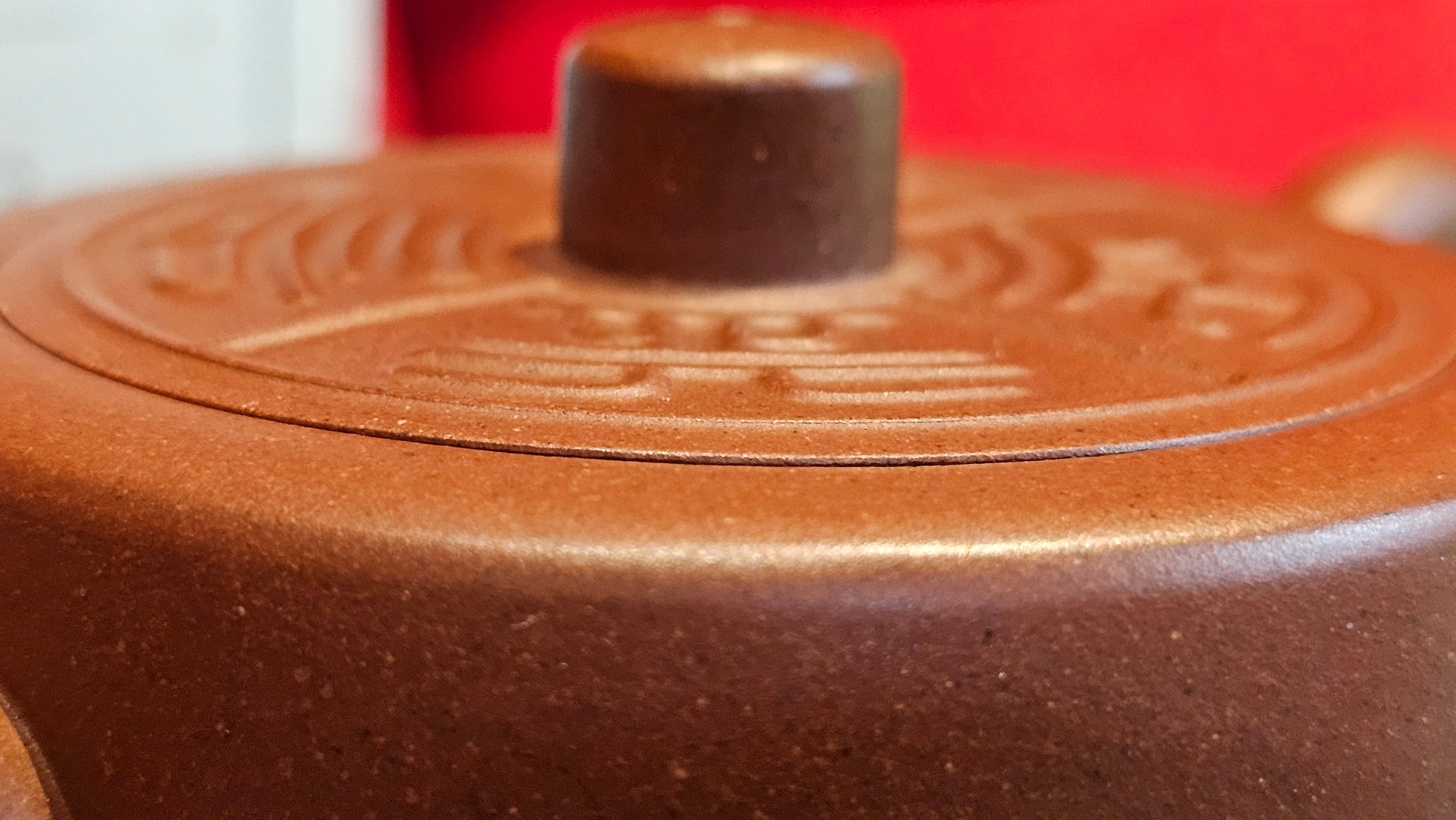 《益寿延年》"Yi Shou Yan Nian", 251.3ml, AUSPICIOUS. Longevity Blessing! Lid Top Clay Sculpting, Poem Engraving, Crafted with Cao Family's Di Cao Qing By Assoc Master Artist Zhang Ke ~ Congratulations to Mr J.C.K.! 1909hrs 27th Nov 2025, Rio Rancho! NM!