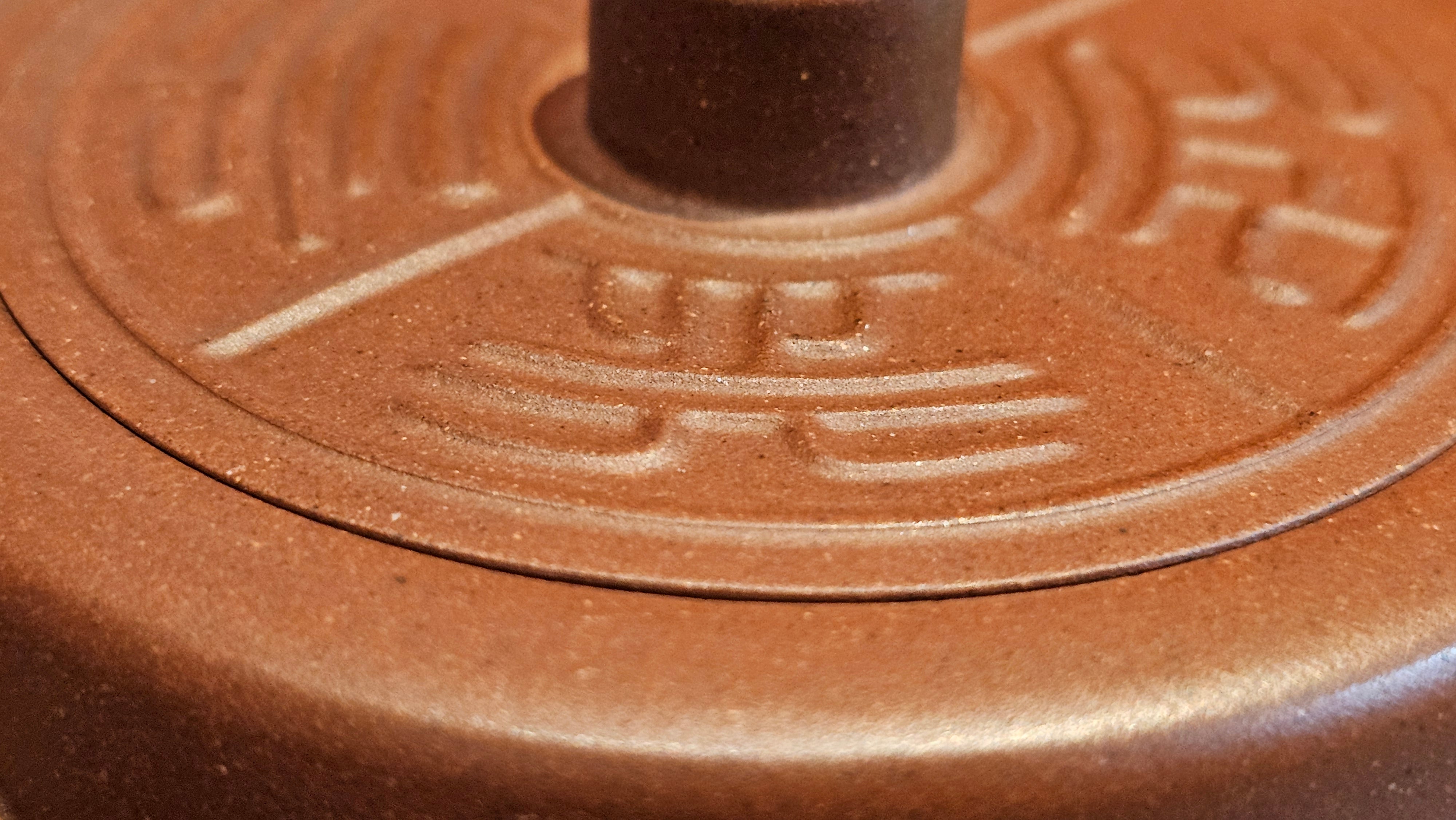 《益寿延年》"Yi Shou Yan Nian", 251.3ml, AUSPICIOUS. Longevity Blessing! Lid Top Clay Sculpting, Poem Engraving, Crafted with Cao Family's Di Cao Qing By Assoc Master Artist Zhang Ke ~ Congratulations to Mr J.C.K.! 1909hrs 27th Nov 2025, Rio Rancho! NM!