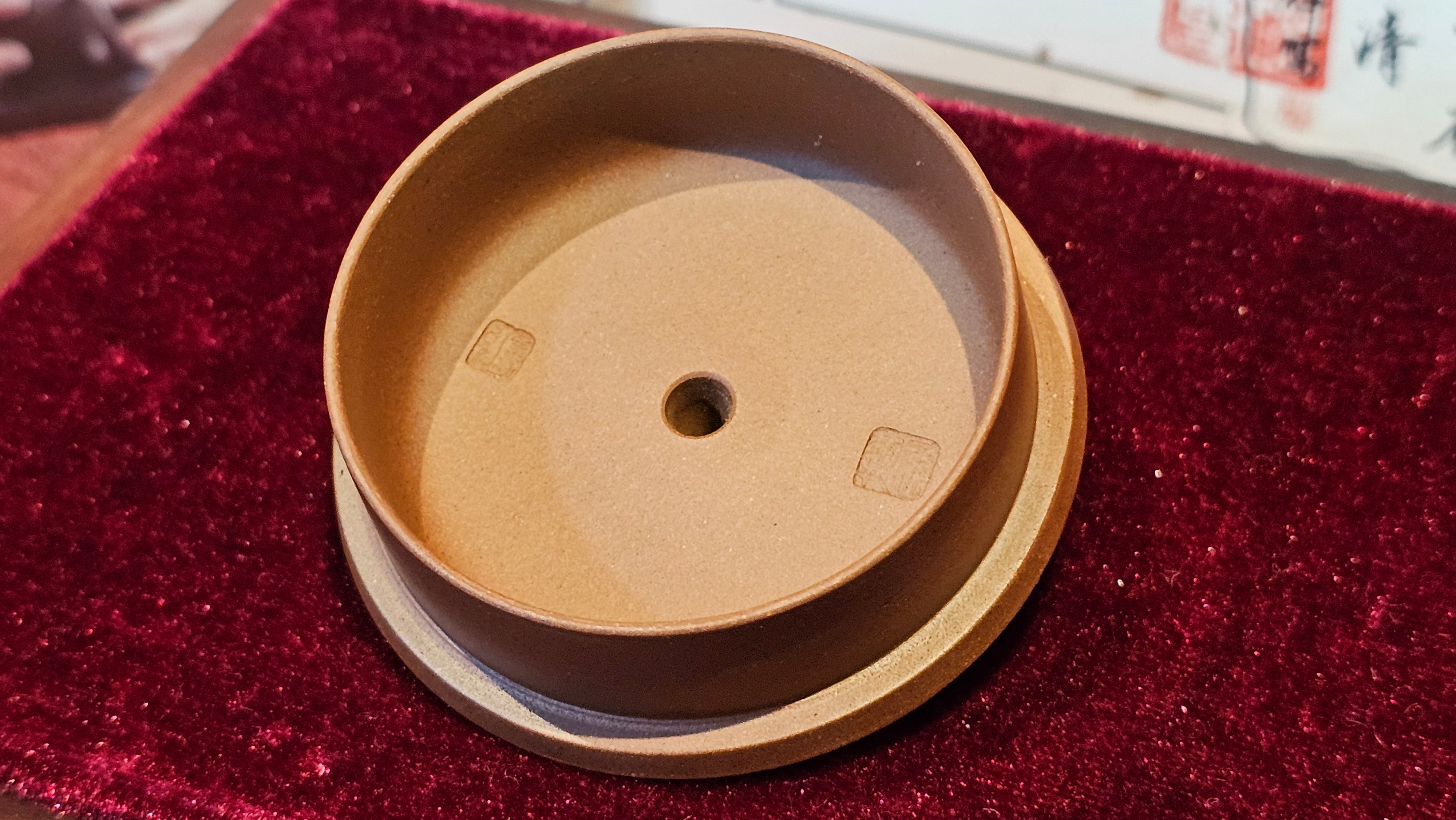 《益寿延年》"Yi Shou Yan Nian", 251.3ml, AUSPICIOUS. Longevity Blessing! Lid Top Clay Sculpting, Poem Engraving, Crafted with Cao Family's Di Cao Qing By Assoc Master Artist Zhang Ke ~ Congratulations to Mr J.C.K.! 1909hrs 27th Nov 2025, Rio Rancho! NM!