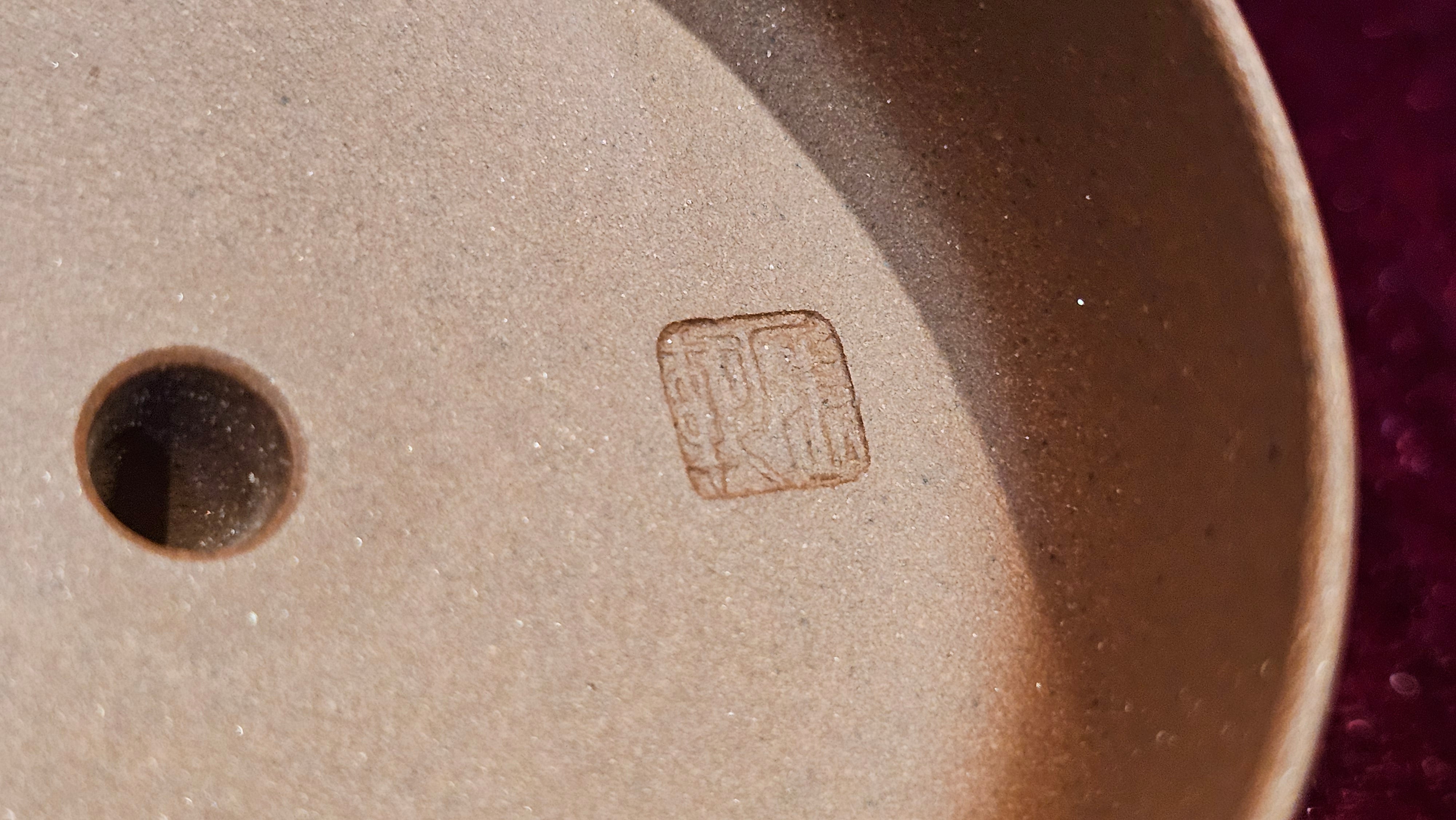 《益寿延年》"Yi Shou Yan Nian", 251.3ml, AUSPICIOUS. Longevity Blessing! Lid Top Clay Sculpting, Poem Engraving, Crafted with Cao Family's Di Cao Qing By Assoc Master Artist Zhang Ke ~ Congratulations to Mr J.C.K.! 1909hrs 27th Nov 2025, Rio Rancho! NM!