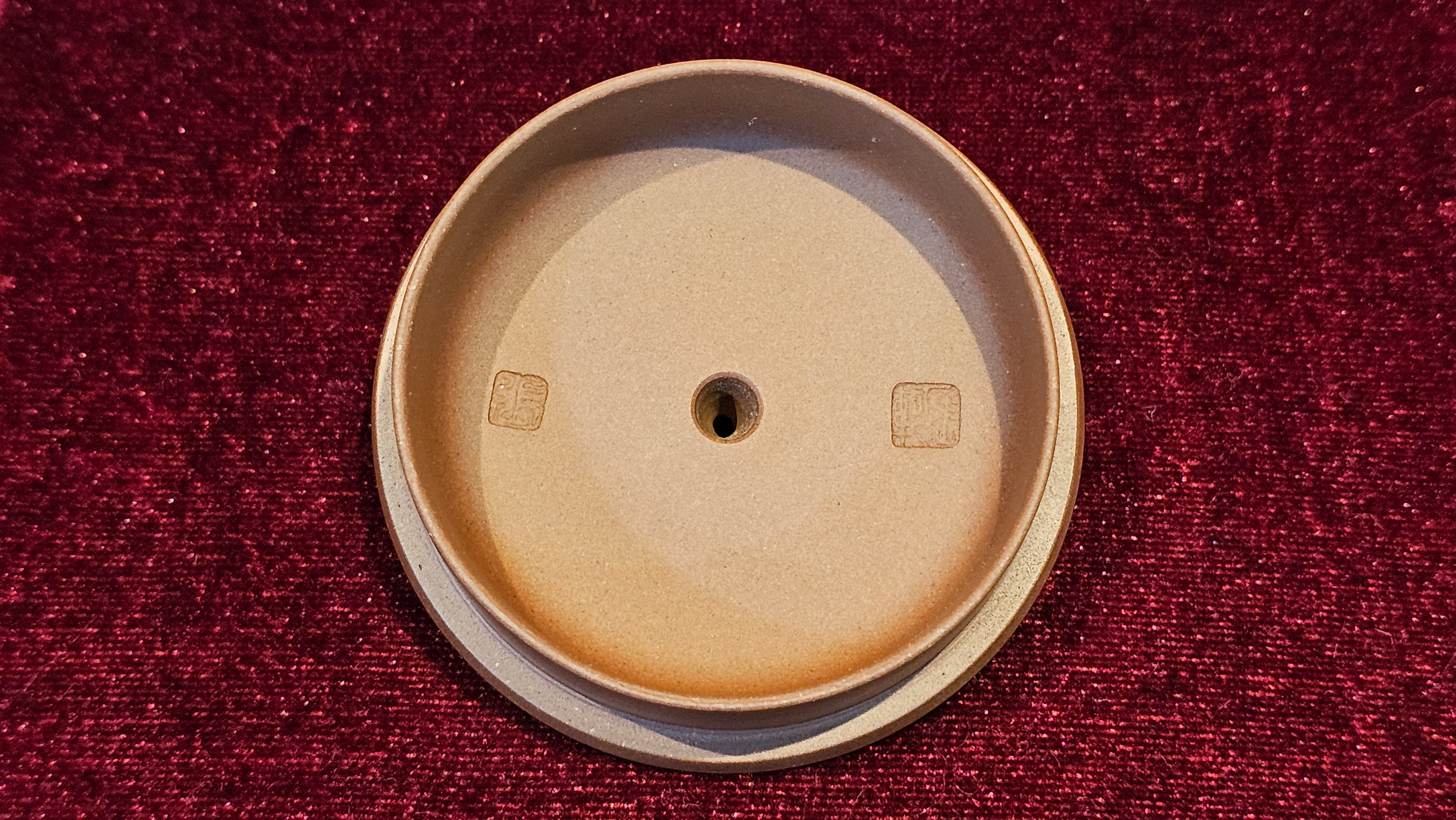 《益寿延年》"Yi Shou Yan Nian", 251.3ml, AUSPICIOUS. Longevity Blessing! Lid Top Clay Sculpting, Poem Engraving, Crafted with Cao Family's Di Cao Qing By Assoc Master Artist Zhang Ke ~ Congratulations to Mr J.C.K.! 1909hrs 27th Nov 2025, Rio Rancho! NM!