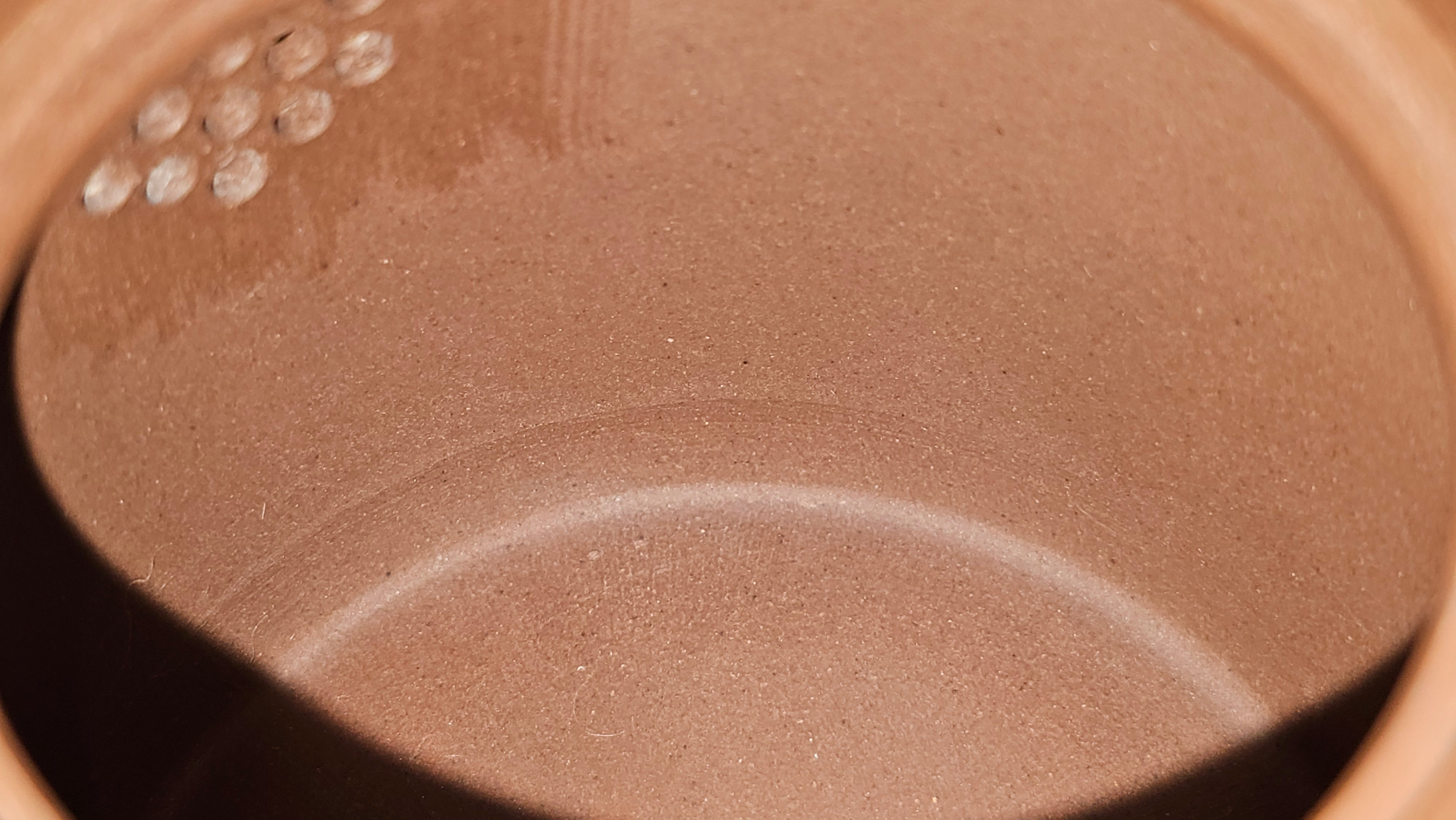 《益寿延年》"Yi Shou Yan Nian", 251.3ml, AUSPICIOUS. Longevity Blessing! Lid Top Clay Sculpting, Poem Engraving, Crafted with Cao Family's Di Cao Qing By Assoc Master Artist Zhang Ke ~ Congratulations to Mr J.C.K.! 1909hrs 27th Nov 2025, Rio Rancho! NM!