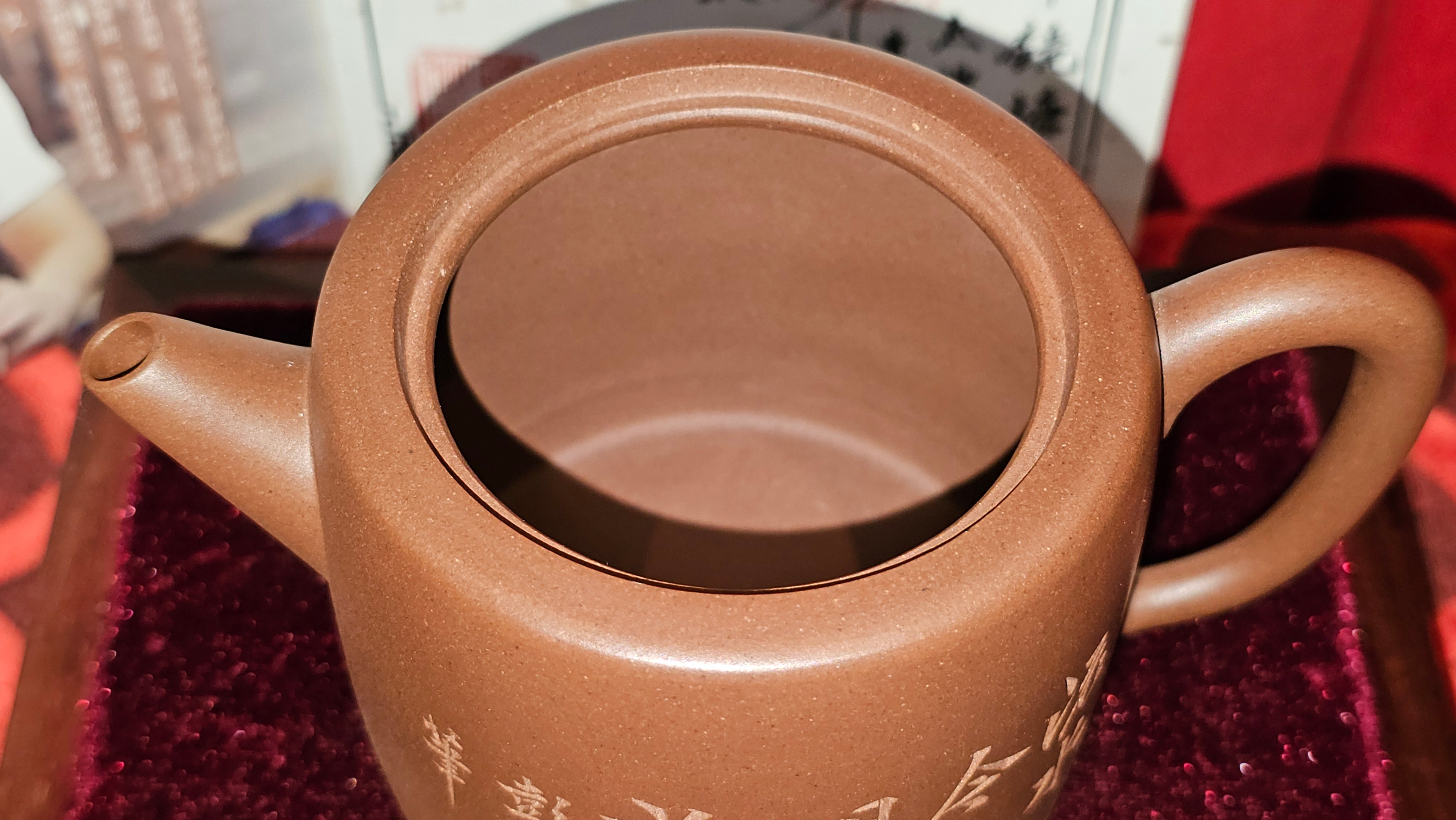 《益寿延年》"Yi Shou Yan Nian", 251.3ml, AUSPICIOUS. Longevity Blessing! Lid Top Clay Sculpting, Poem Engraving, Crafted with Cao Family's Di Cao Qing By Assoc Master Artist Zhang Ke ~ Congratulations to Mr J.C.K.! 1909hrs 27th Nov 2025, Rio Rancho! NM!