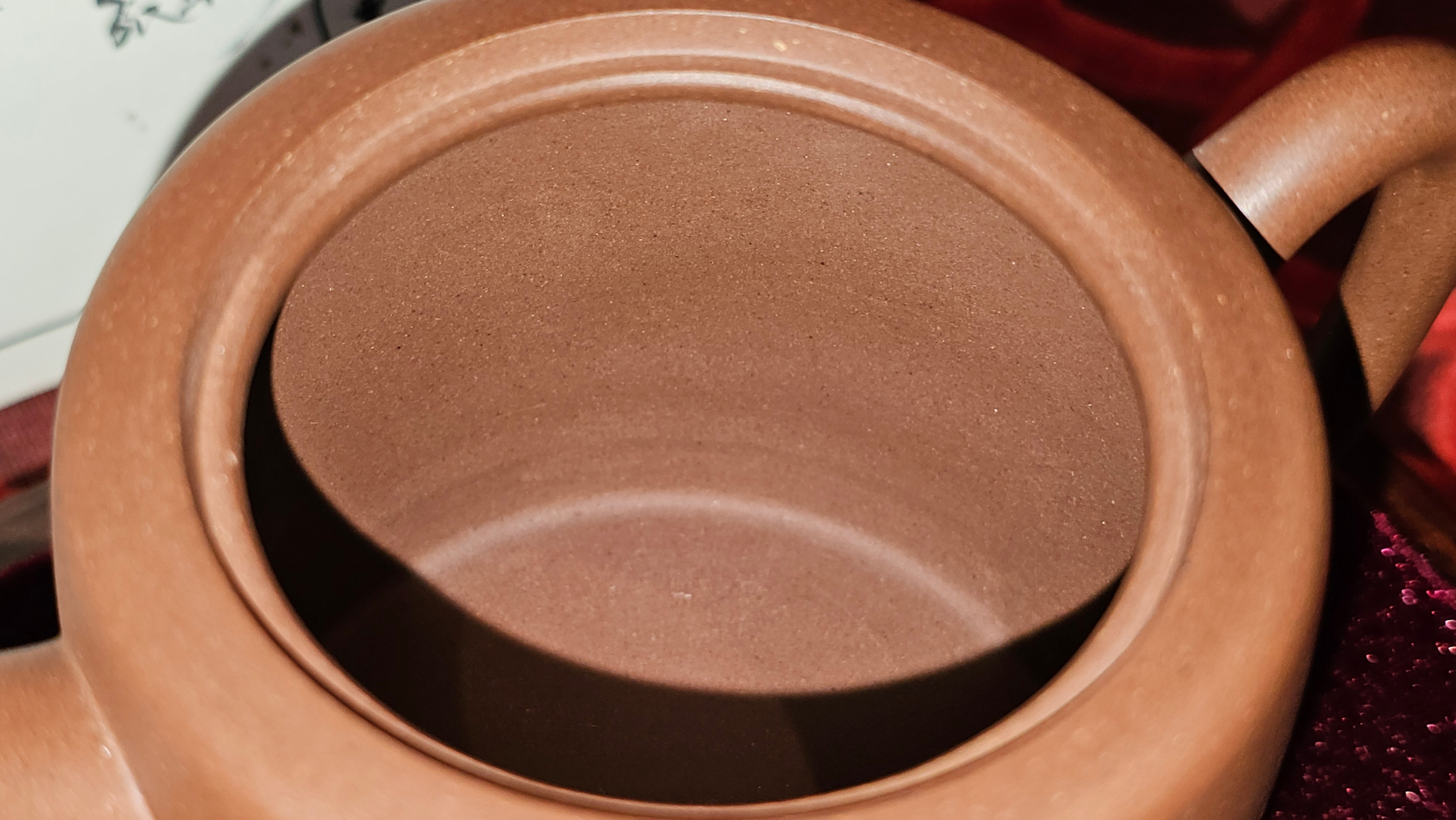 《益寿延年》"Yi Shou Yan Nian", 251.3ml, AUSPICIOUS. Longevity Blessing! Lid Top Clay Sculpting, Poem Engraving, Crafted with Cao Family's Di Cao Qing By Assoc Master Artist Zhang Ke ~ Congratulations to Mr J.C.K.! 1909hrs 27th Nov 2025, Rio Rancho! NM!