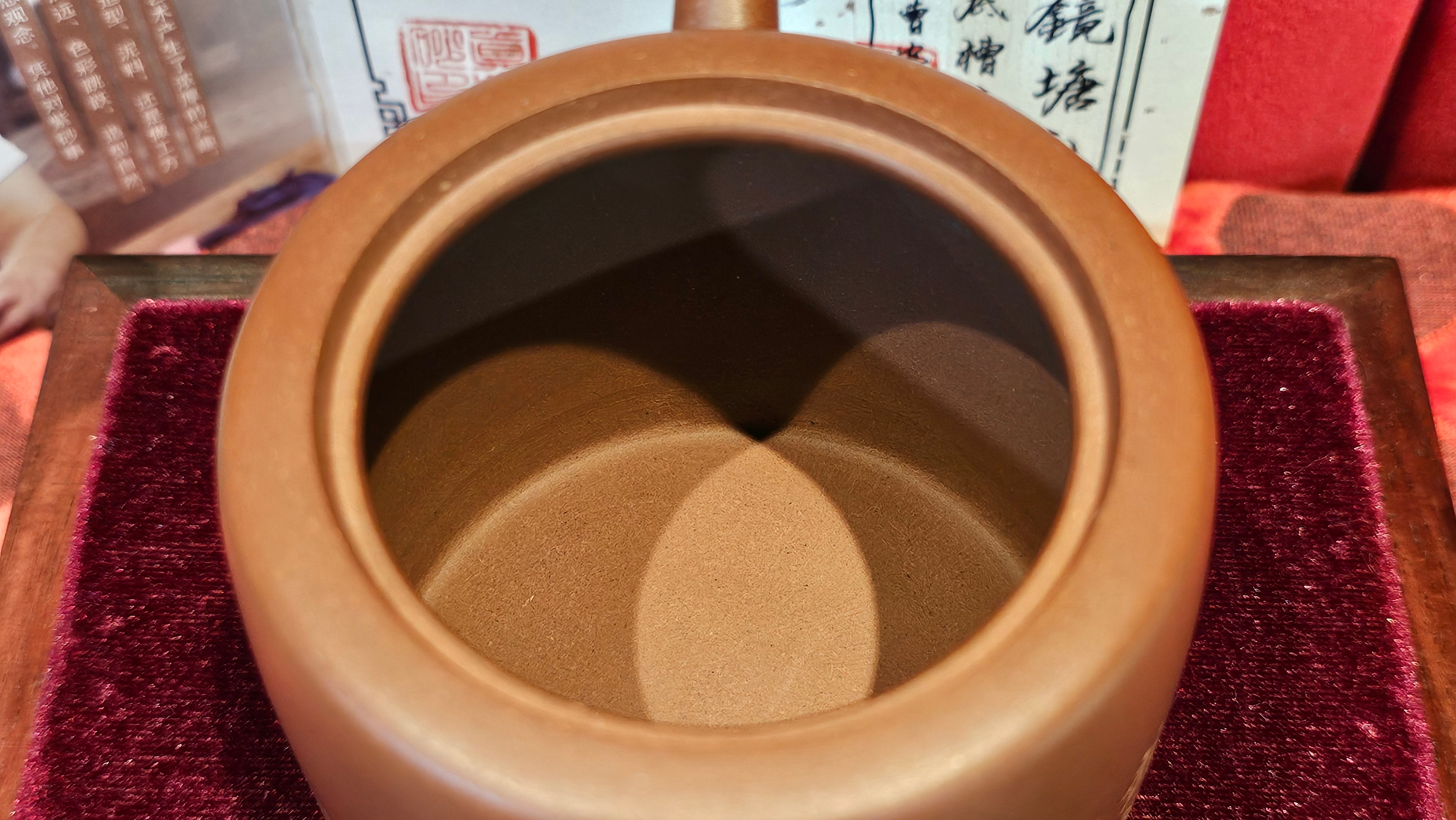 《益寿延年》"Yi Shou Yan Nian", 251.3ml, AUSPICIOUS. Longevity Blessing! Lid Top Clay Sculpting, Poem Engraving, Crafted with Cao Family's Di Cao Qing By Assoc Master Artist Zhang Ke ~ Congratulations to Mr J.C.K.! 1909hrs 27th Nov 2025, Rio Rancho! NM!