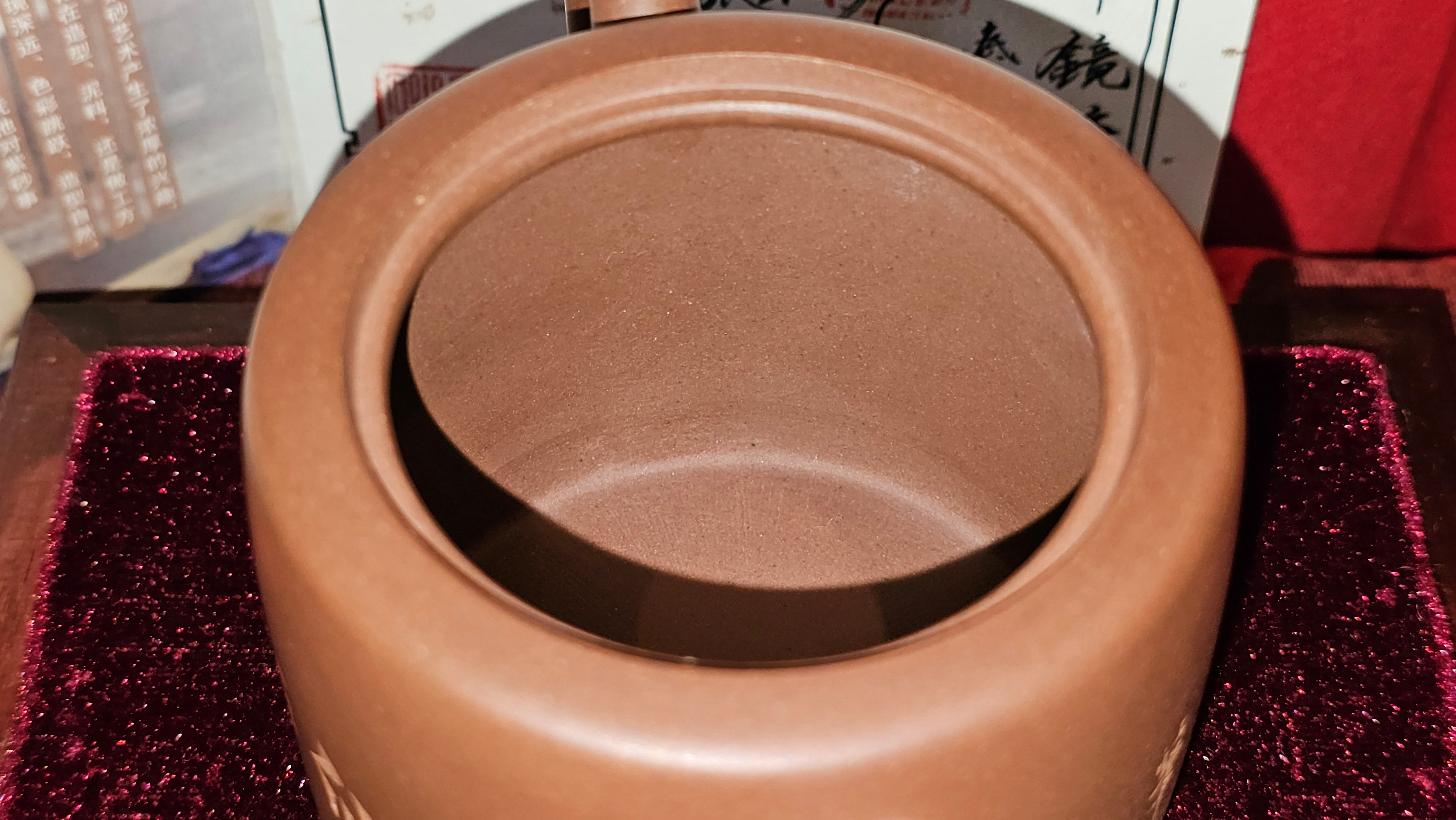 《益寿延年》"Yi Shou Yan Nian", 251.3ml, AUSPICIOUS. Longevity Blessing! Lid Top Clay Sculpting, Poem Engraving, Crafted with Cao Family's Di Cao Qing By Assoc Master Artist Zhang Ke ~ Congratulations to Mr J.C.K.! 1909hrs 27th Nov 2025, Rio Rancho! NM!