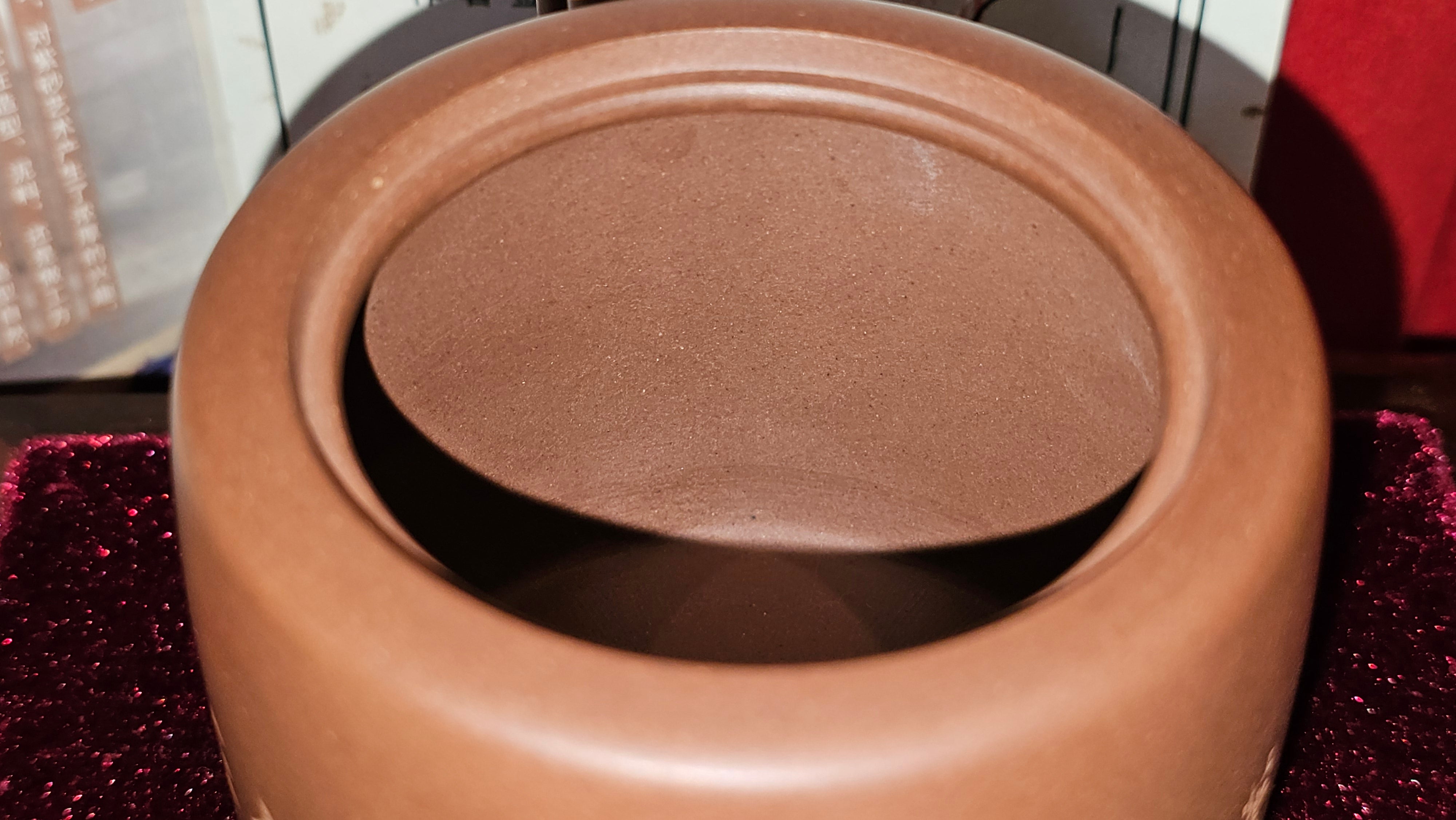 《益寿延年》"Yi Shou Yan Nian", 251.3ml, AUSPICIOUS. Longevity Blessing! Lid Top Clay Sculpting, Poem Engraving, Crafted with Cao Family's Di Cao Qing By Assoc Master Artist Zhang Ke ~ Congratulations to Mr J.C.K.! 1909hrs 27th Nov 2025, Rio Rancho! NM!