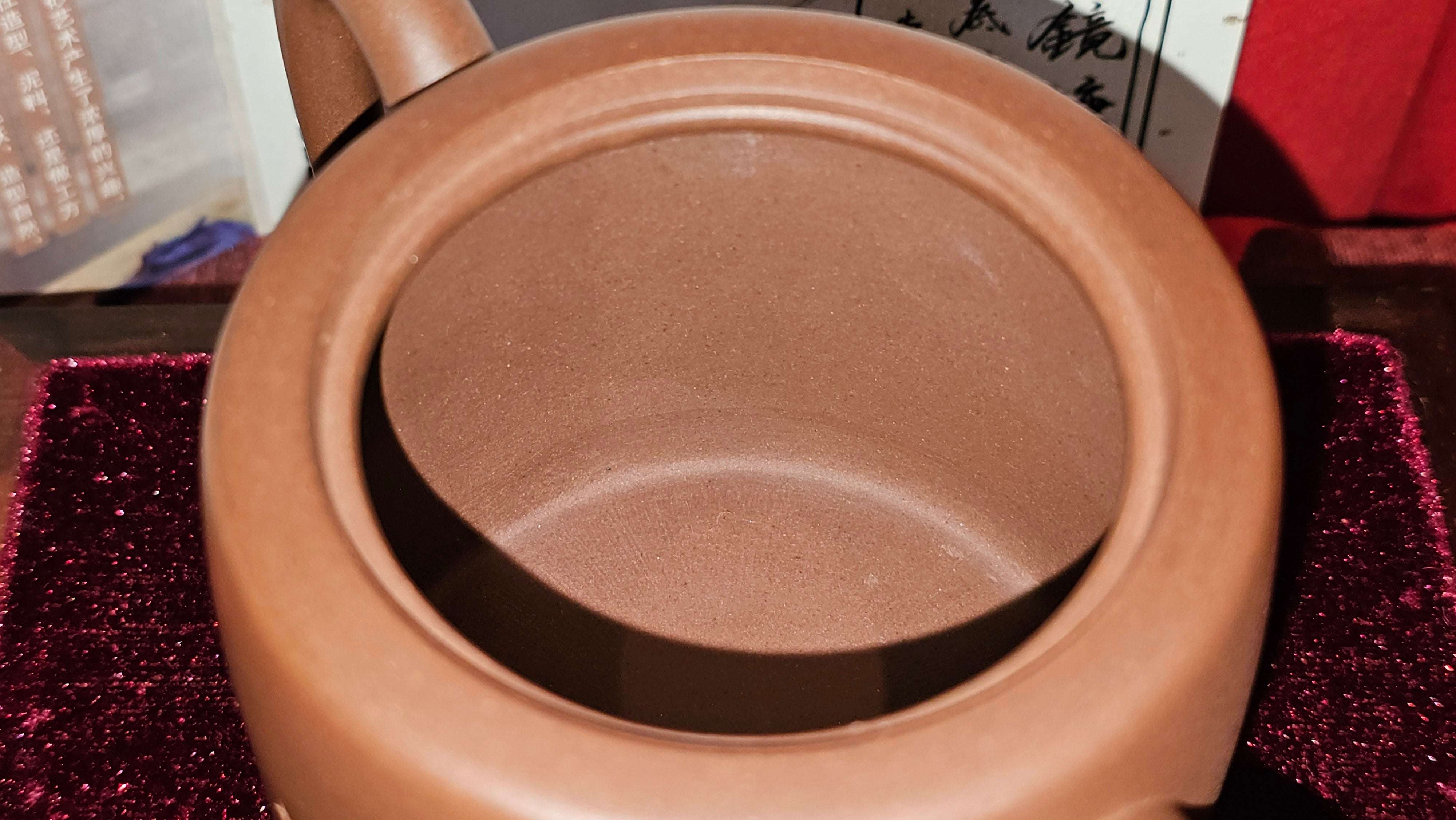 《益寿延年》"Yi Shou Yan Nian", 251.3ml, AUSPICIOUS. Longevity Blessing! Lid Top Clay Sculpting, Poem Engraving, Crafted with Cao Family's Di Cao Qing By Assoc Master Artist Zhang Ke ~ Congratulations to Mr J.C.K.! 1909hrs 27th Nov 2025, Rio Rancho! NM!