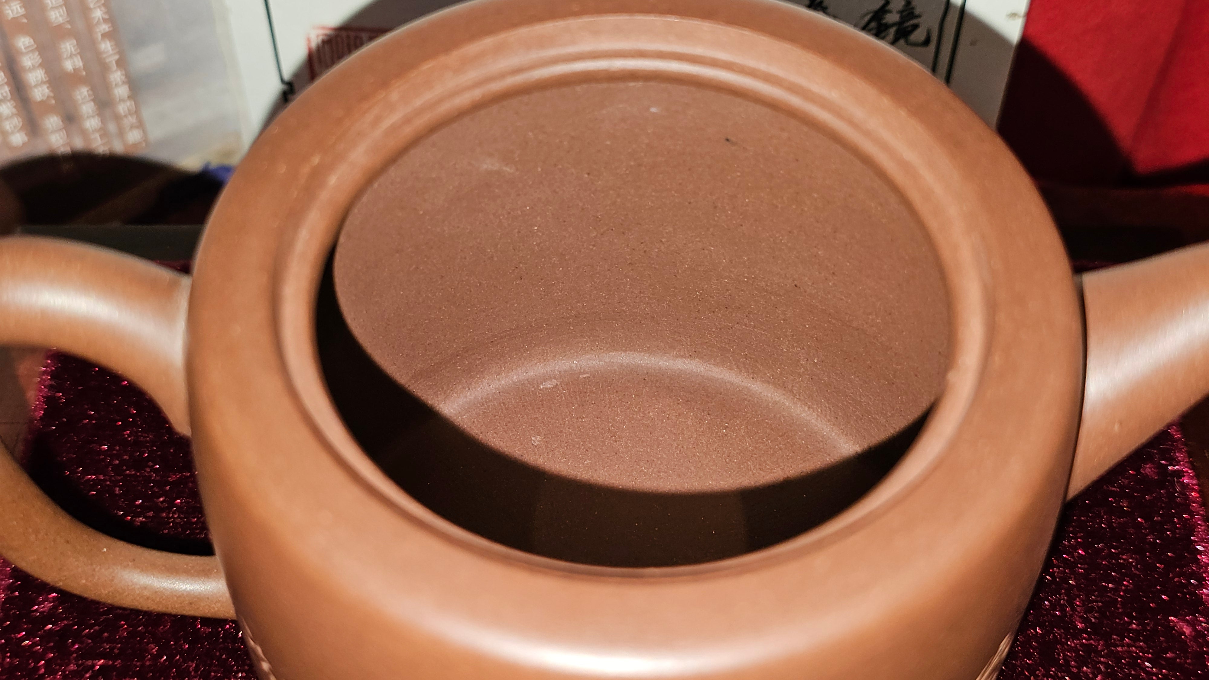 《益寿延年》"Yi Shou Yan Nian", 251.3ml, AUSPICIOUS. Longevity Blessing! Lid Top Clay Sculpting, Poem Engraving, Crafted with Cao Family's Di Cao Qing By Assoc Master Artist Zhang Ke ~ Congratulations to Mr J.C.K.! 1909hrs 27th Nov 2025, Rio Rancho! NM!