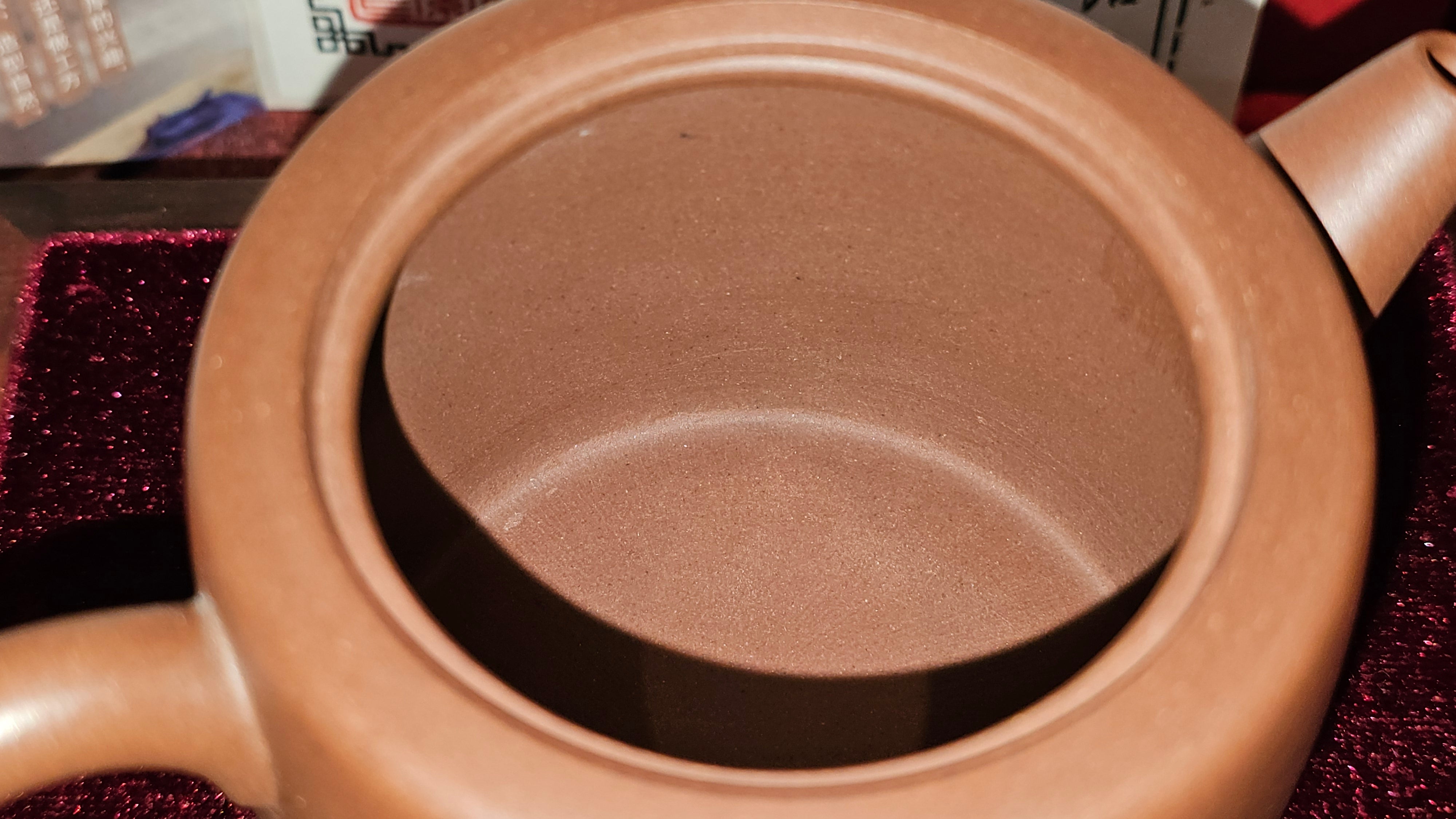 《益寿延年》"Yi Shou Yan Nian", 251.3ml, AUSPICIOUS. Longevity Blessing! Lid Top Clay Sculpting, Poem Engraving, Crafted with Cao Family's Di Cao Qing By Assoc Master Artist Zhang Ke ~ Congratulations to Mr J.C.K.! 1909hrs 27th Nov 2025, Rio Rancho! NM!