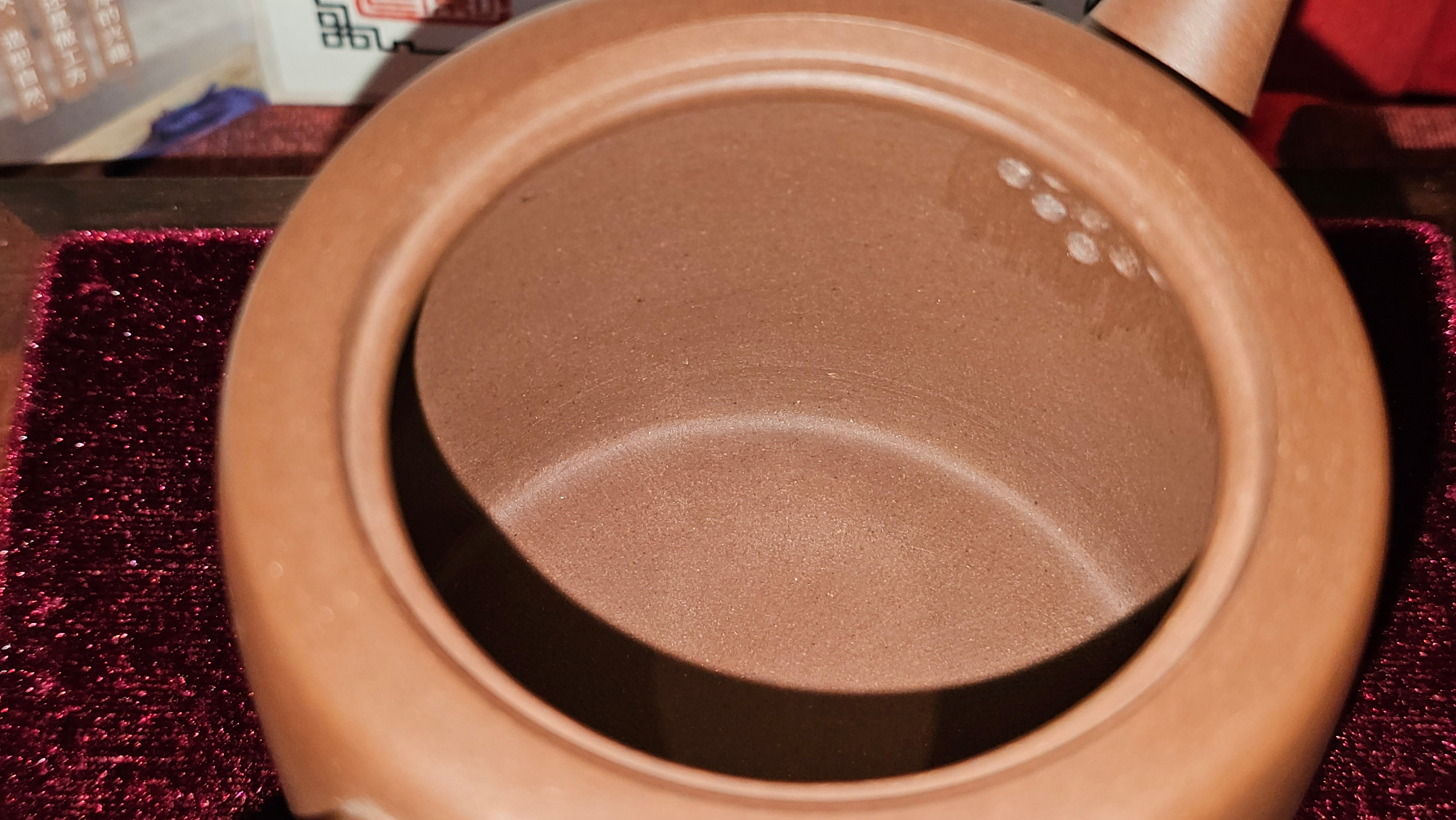 《益寿延年》"Yi Shou Yan Nian", 251.3ml, AUSPICIOUS. Longevity Blessing! Lid Top Clay Sculpting, Poem Engraving, Crafted with Cao Family's Di Cao Qing By Assoc Master Artist Zhang Ke ~ Congratulations to Mr J.C.K.! 1909hrs 27th Nov 2025, Rio Rancho! NM!