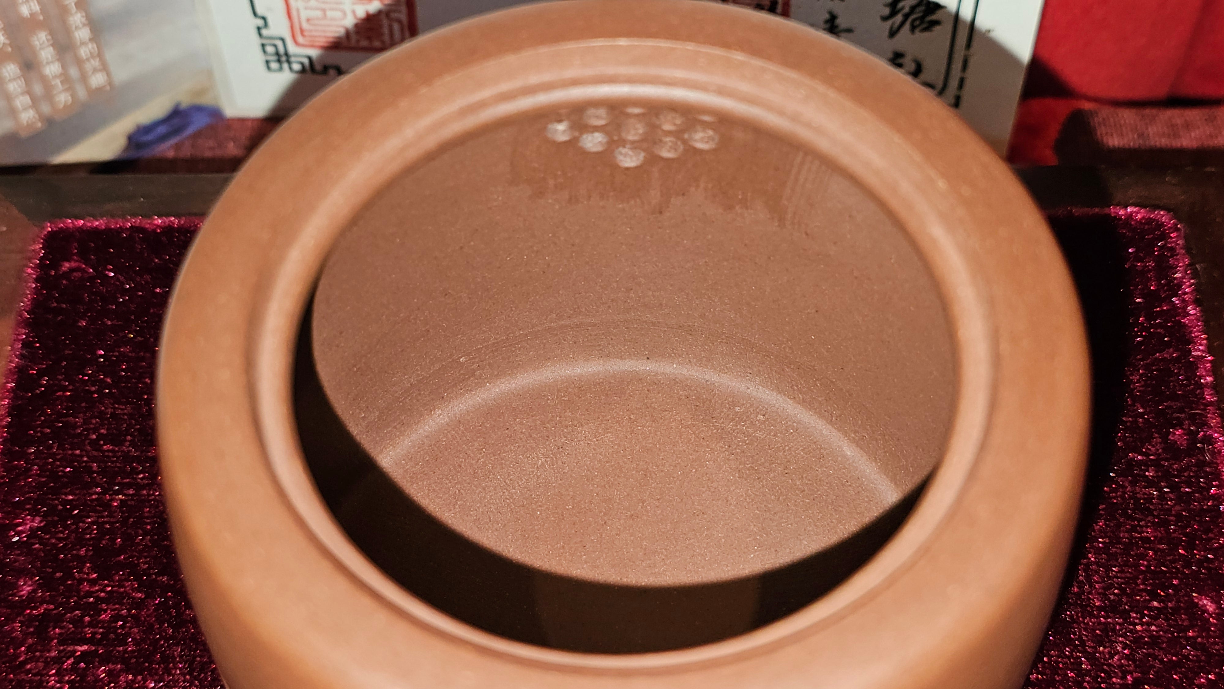 《益寿延年》"Yi Shou Yan Nian", 251.3ml, AUSPICIOUS. Longevity Blessing! Lid Top Clay Sculpting, Poem Engraving, Crafted with Cao Family's Di Cao Qing By Assoc Master Artist Zhang Ke ~ Congratulations to Mr J.C.K.! 1909hrs 27th Nov 2025, Rio Rancho! NM!