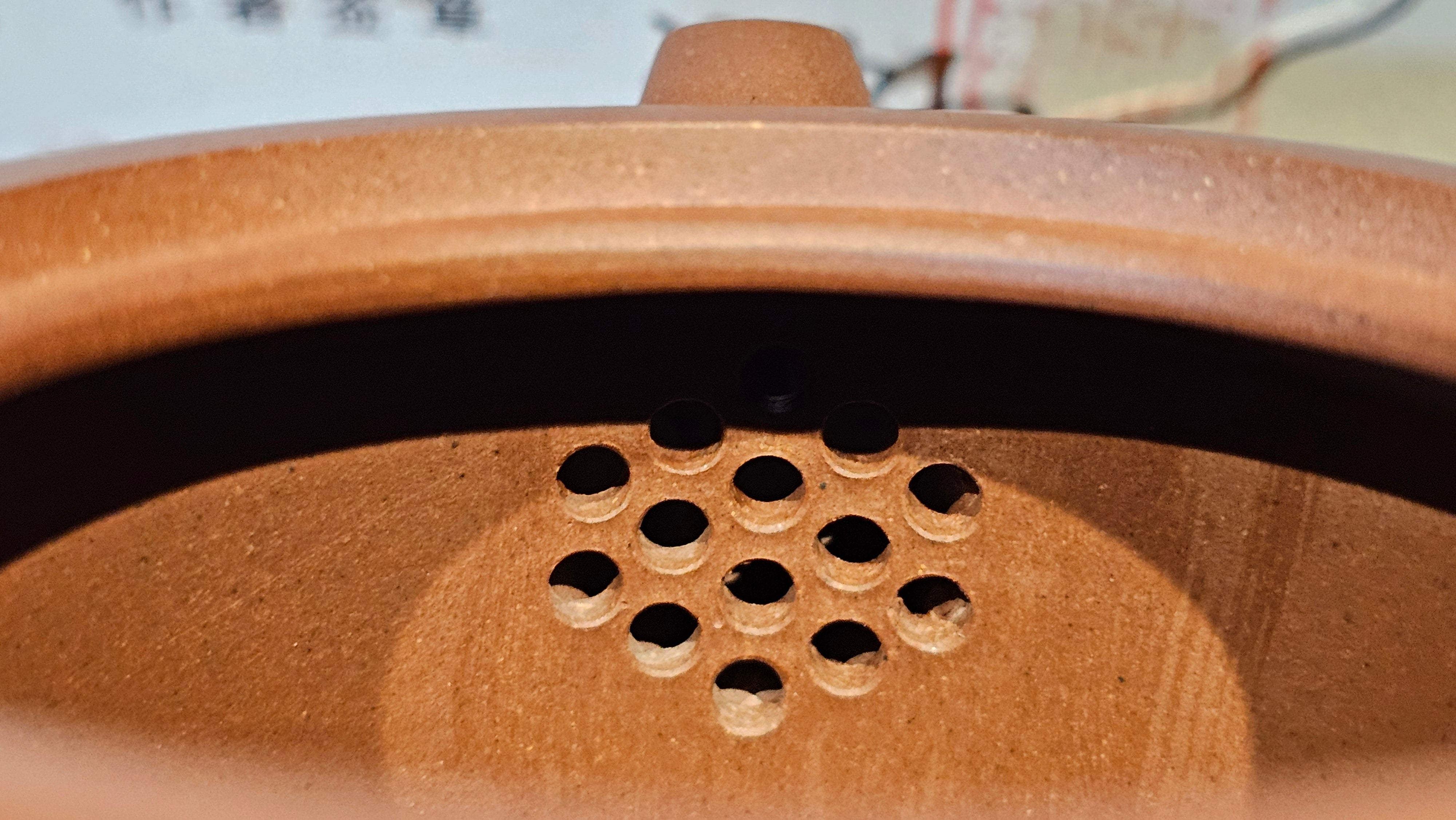 《益寿延年》"Yi Shou Yan Nian", 251.3ml, AUSPICIOUS. Longevity Blessing! Lid Top Clay Sculpting, Poem Engraving, Crafted with Cao Family's Di Cao Qing By Assoc Master Artist Zhang Ke ~ Congratulations to Mr J.C.K.! 1909hrs 27th Nov 2025, Rio Rancho! NM!