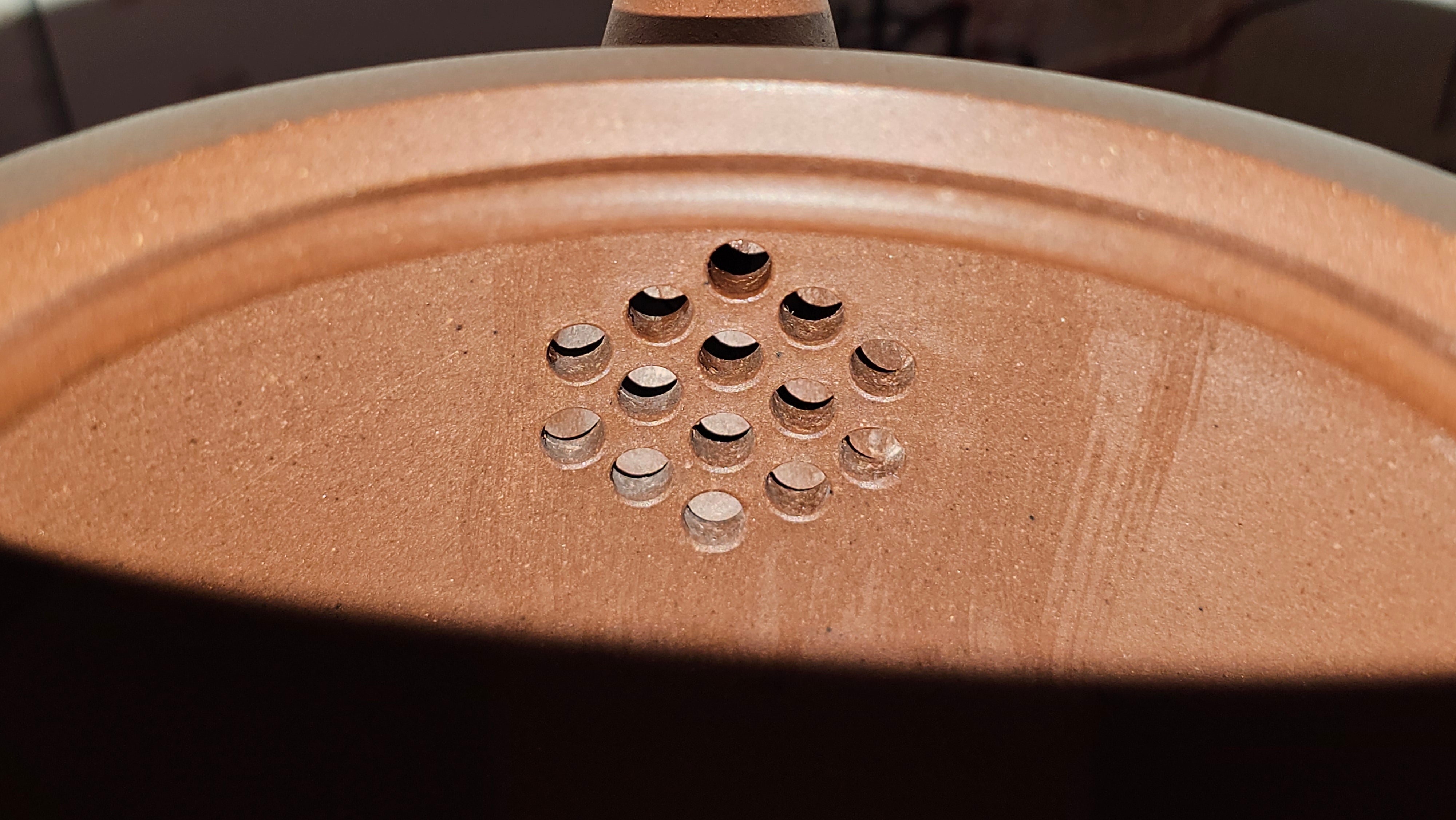 《益寿延年》"Yi Shou Yan Nian", 251.3ml, AUSPICIOUS. Longevity Blessing! Lid Top Clay Sculpting, Poem Engraving, Crafted with Cao Family's Di Cao Qing By Assoc Master Artist Zhang Ke ~ Congratulations to Mr J.C.K.! 1909hrs 27th Nov 2025, Rio Rancho! NM!