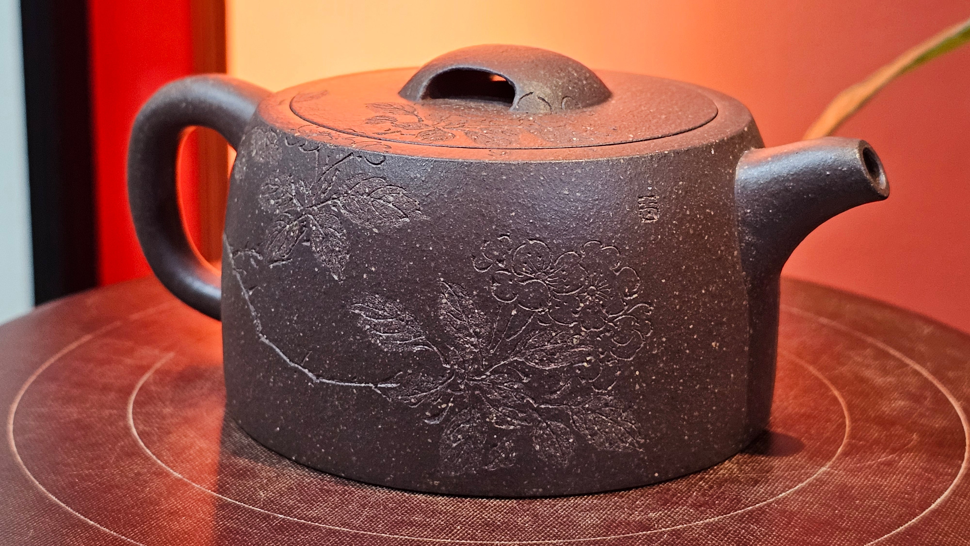 Niu Gai Jing Lan《牛盖井栏》, 166.2ml, Hei Zi Ni 黑紫泥, by our Craftsman Zhang Huan 张欢, with Plum Blossoms Engraving Art by Craftsman Nan Shan Lao Ren 南山老人 ~!Congratulations to Mr A.D.P.! 2359hrs 16th Nov 2025, Forest! Belgium🇧🇪!